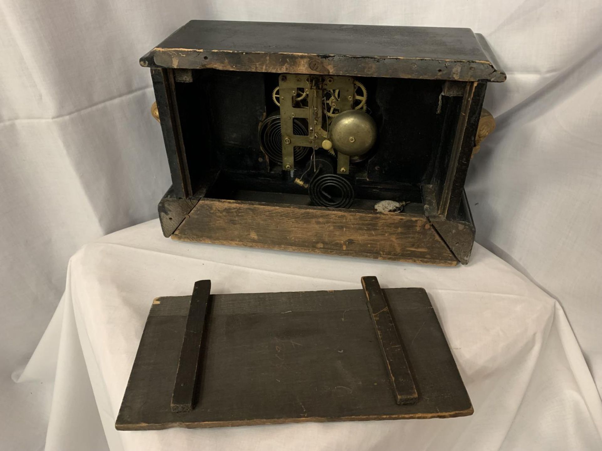 AN AMERICAN WOODEN MANTLE CLOCK WITH COLUMNS - Image 4 of 4