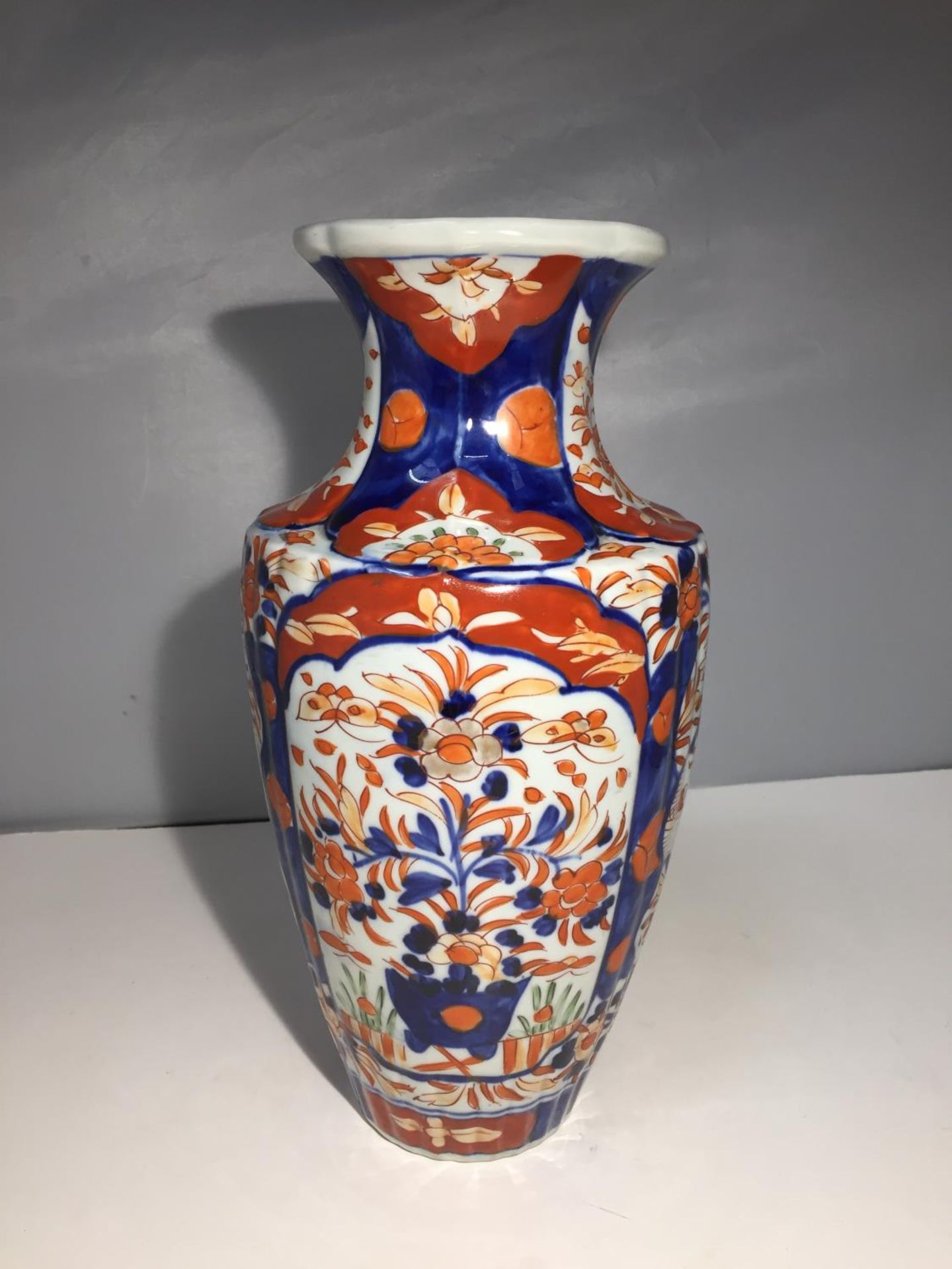 AN IMARI ORIENTAL VASE DECORATED WITH FLOWERS IN BLUE, RED AND GREEN. HEIGHT 30CM - Image 2 of 6