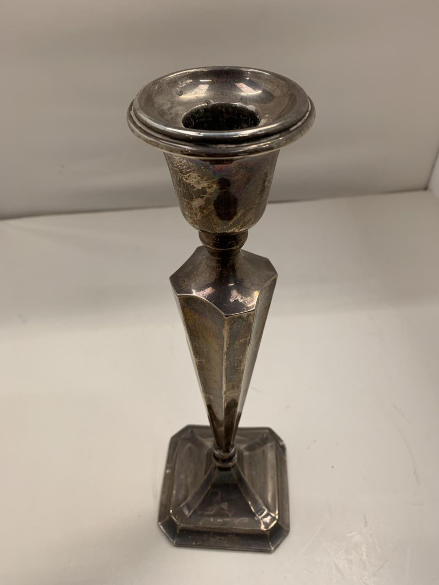 A HALLMARKED CHESTER SILVER CANDLESTICK