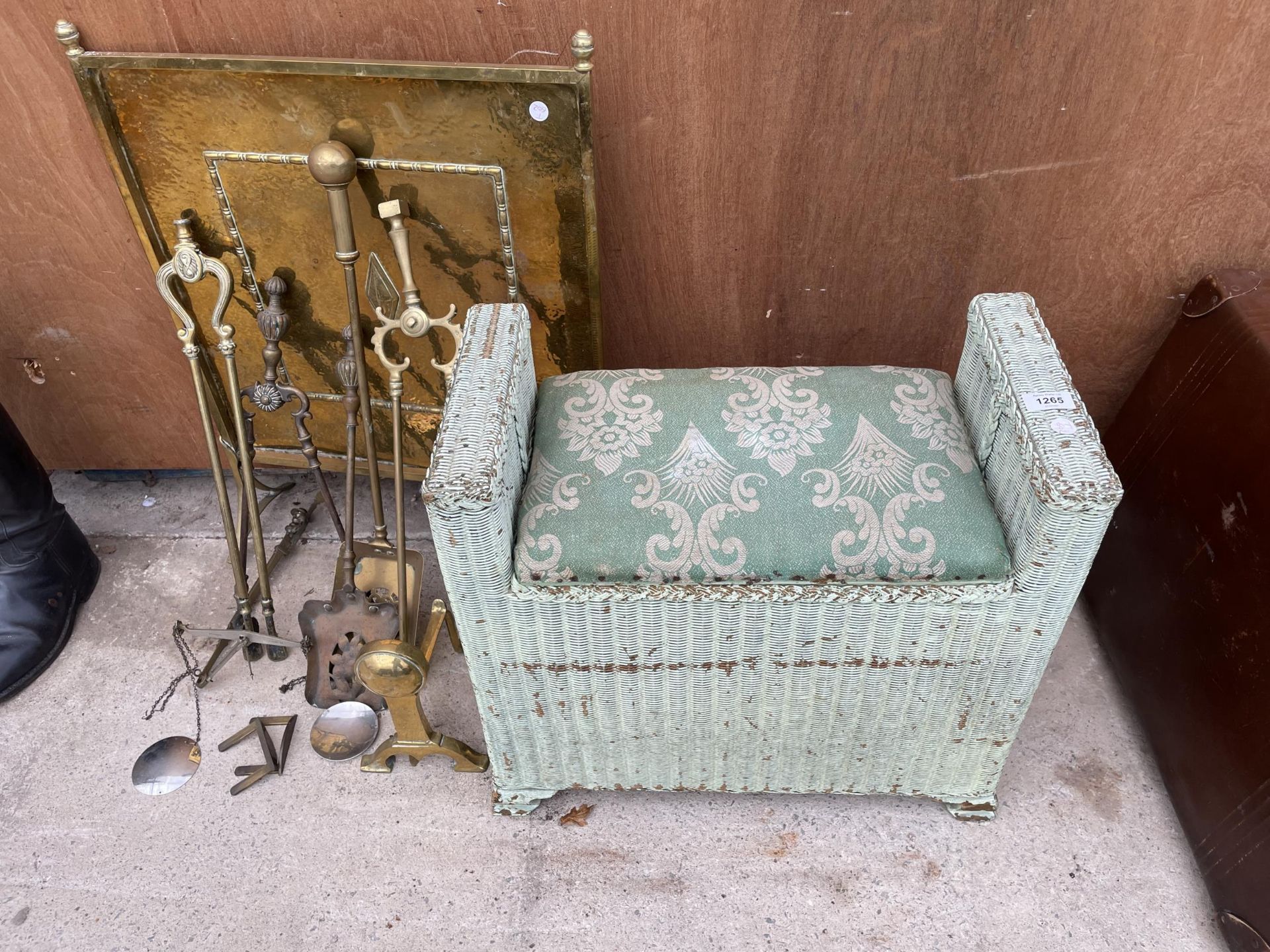 A LLYOD LOOM STYLE TRUNK AND AN ASSORTMENT OF BRASS TO INCLUDE A FIRE SCREEN AND COMPANION SETR