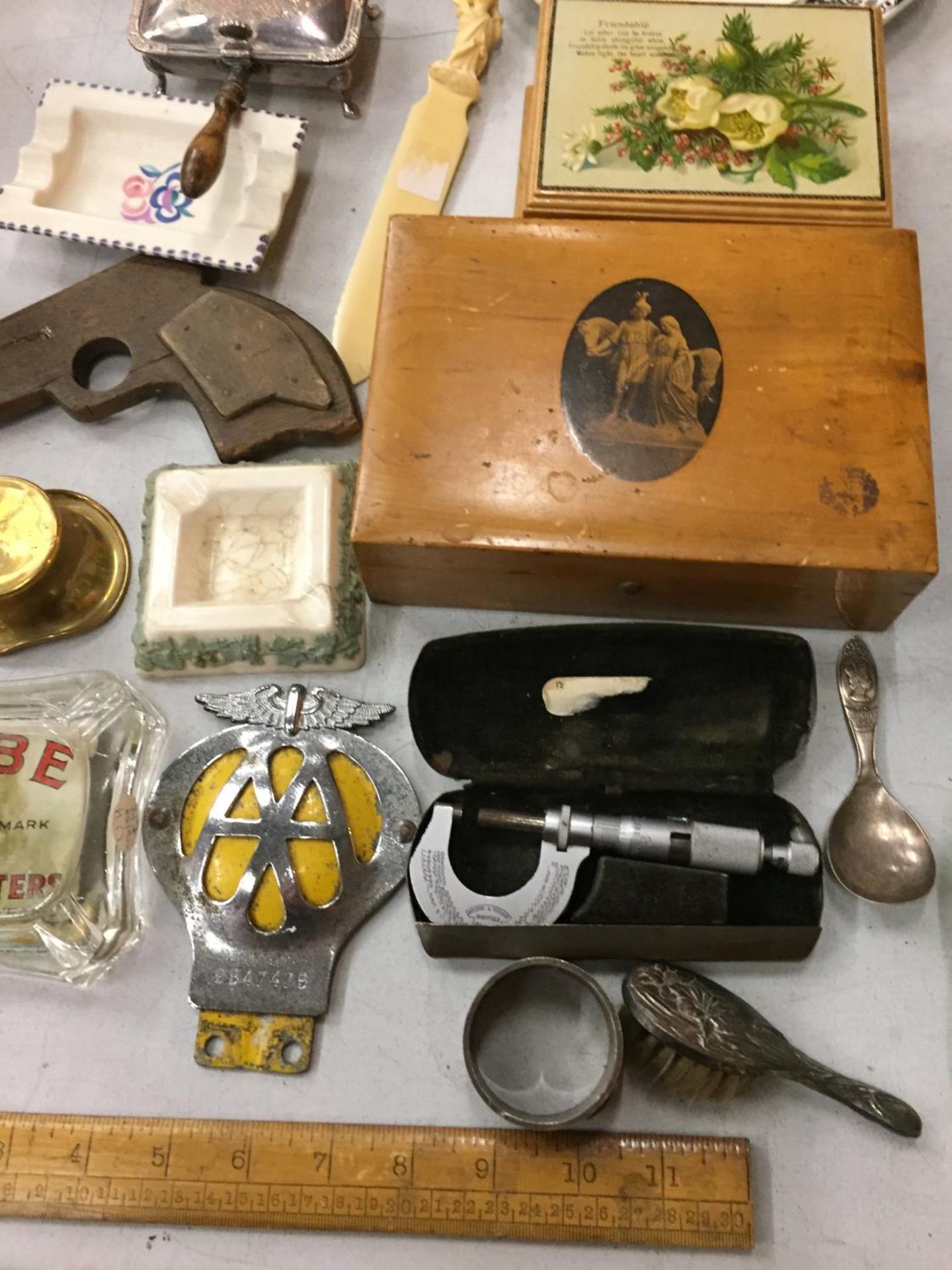 A MIXED COLLECTION OF ITEMS TO INCLUDE TWO SMALL BOXES, ASHTRAYS, A WALL PLAQUE, LETTER OPENERS ETC - Image 2 of 5