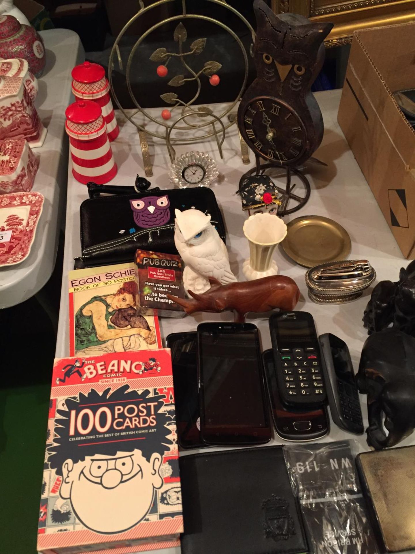 A QUANTITY OF COLLECTABLES TO INCLUDE MOBILE PHONES, BEANO POSTCARDS, TREEN ANIMALS, PURSE, LIGHTER, - Image 3 of 3