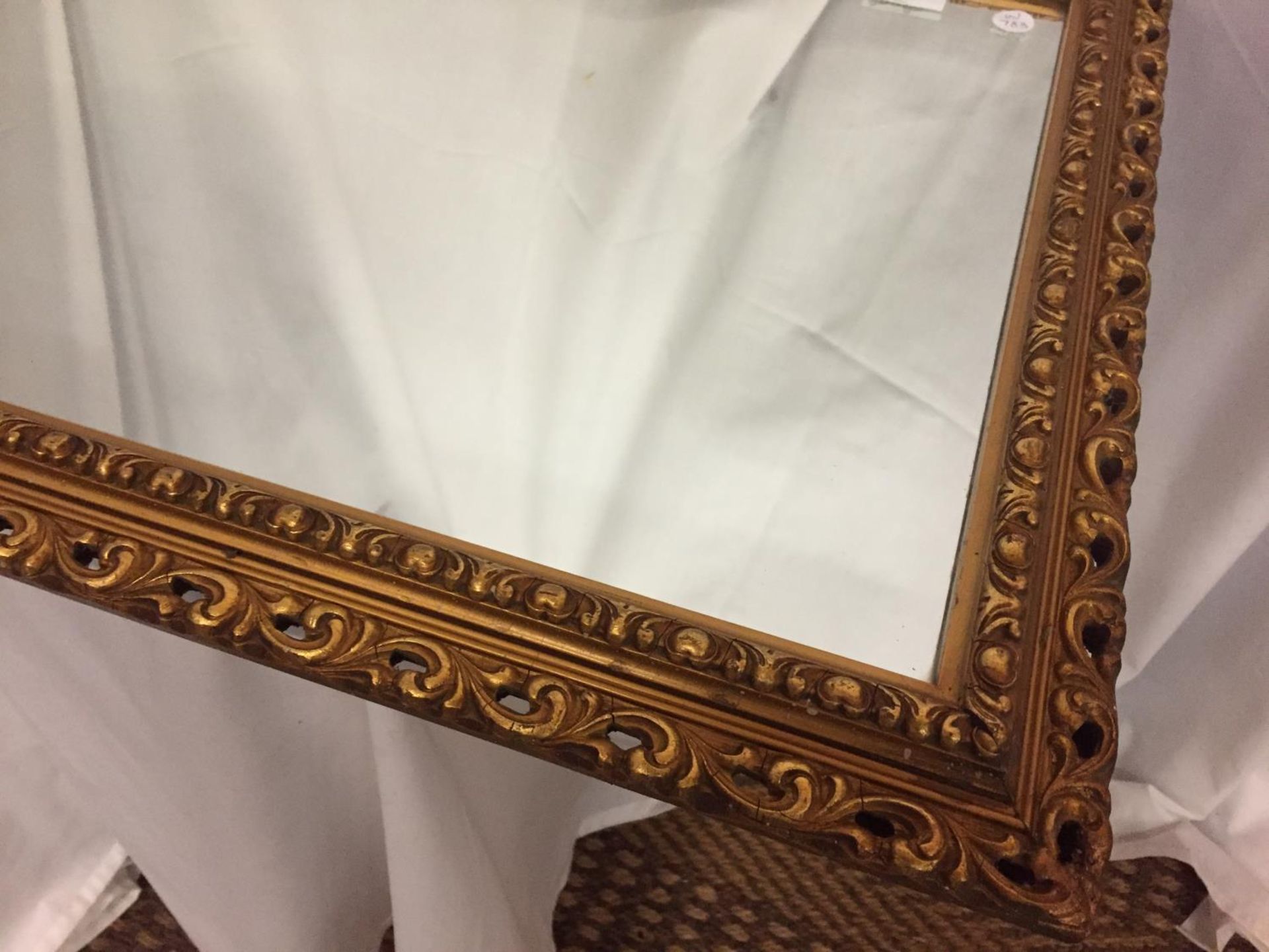 A GILT FRAMED MIRROR SIZE 27 INCHES X 19 INCHES - Image 2 of 4