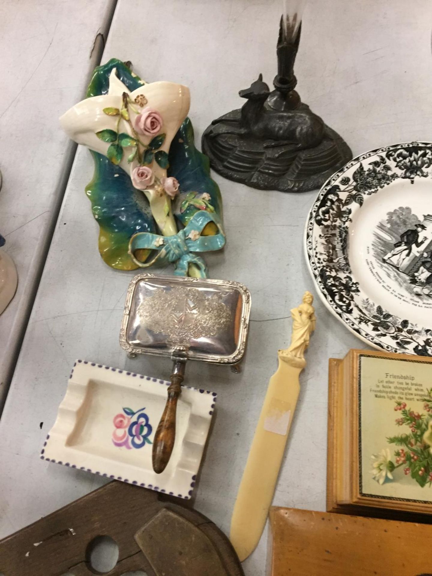 A MIXED COLLECTION OF ITEMS TO INCLUDE TWO SMALL BOXES, ASHTRAYS, A WALL PLAQUE, LETTER OPENERS ETC - Image 4 of 5