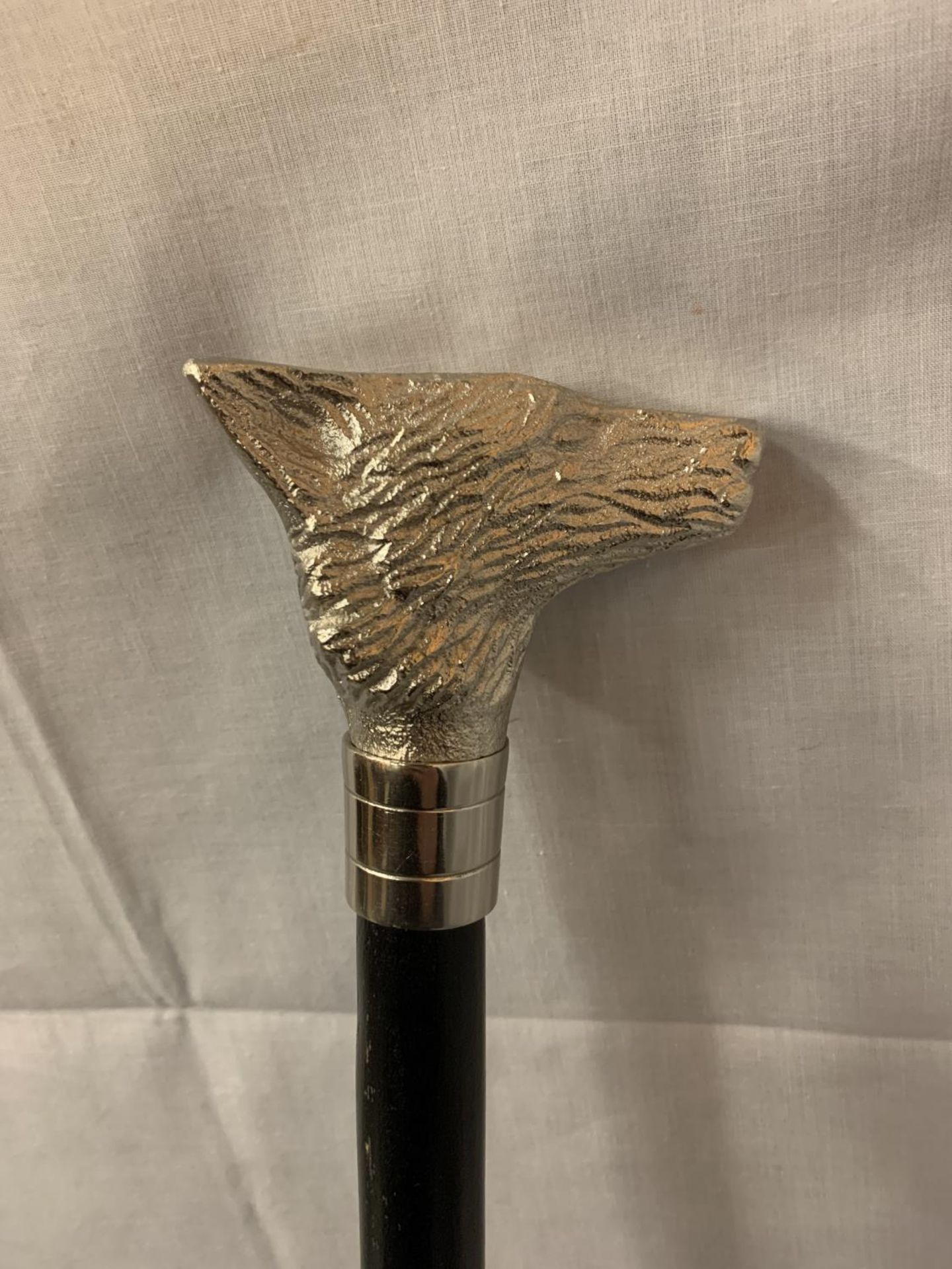 A WOODEN WALKING CANE WITH A SILVER COLOURED FOX HANDLE - Image 3 of 4