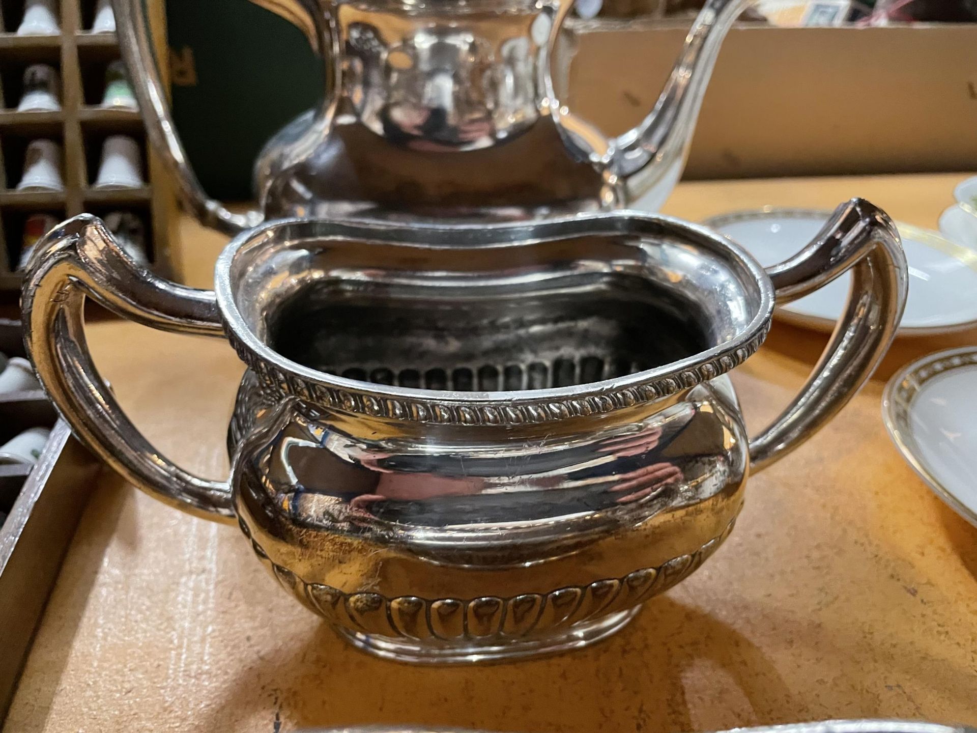 A THREE PART SILVER PLATED SET TO INCLUDE A TEAPOT, SUGAR BOWL AND MILK JUG - Image 3 of 4