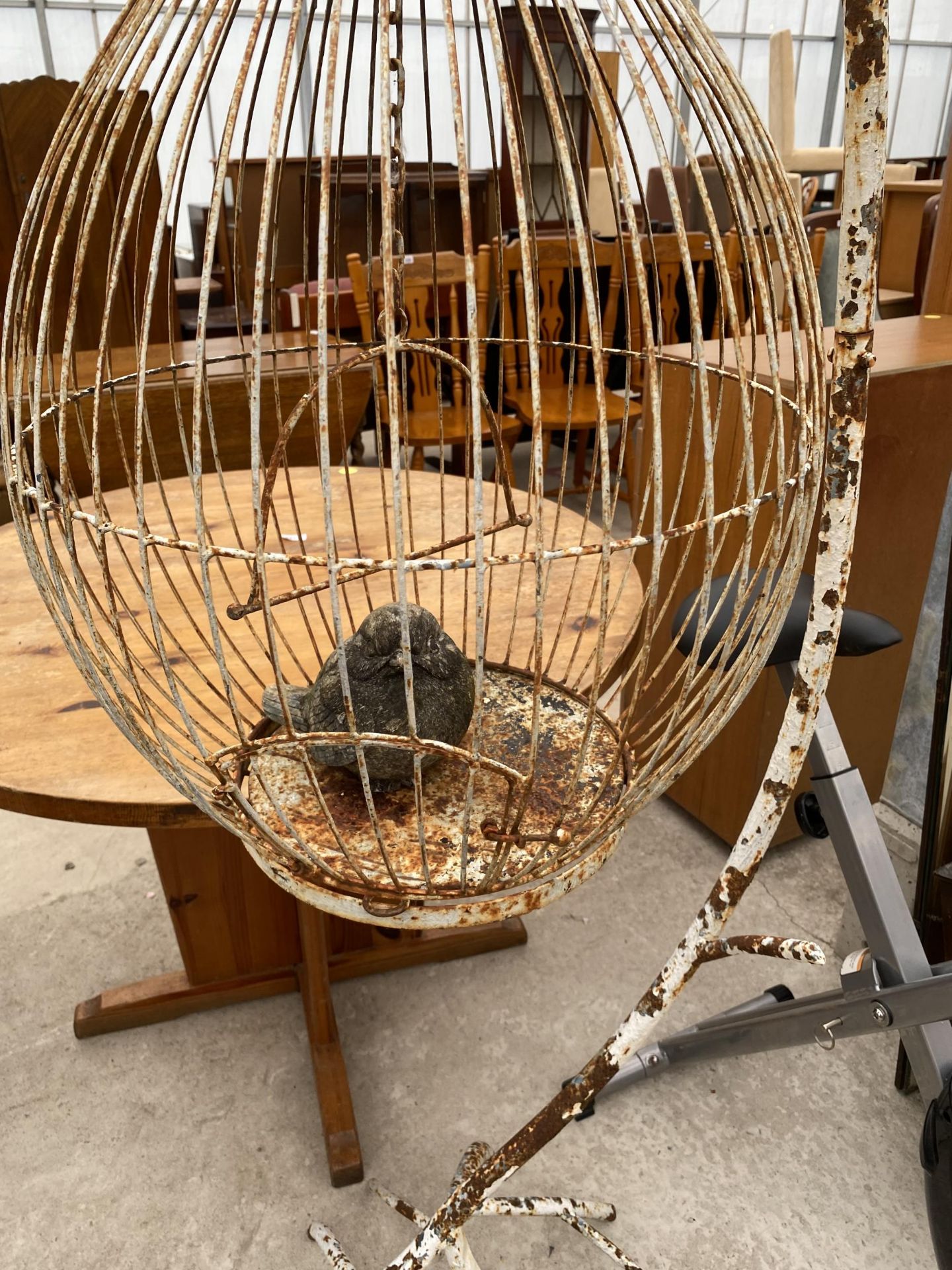 A DECORATIVE BIRD CAGE ON A LARGE DECORATIVE WROUGHT IRON STAND - Image 3 of 4
