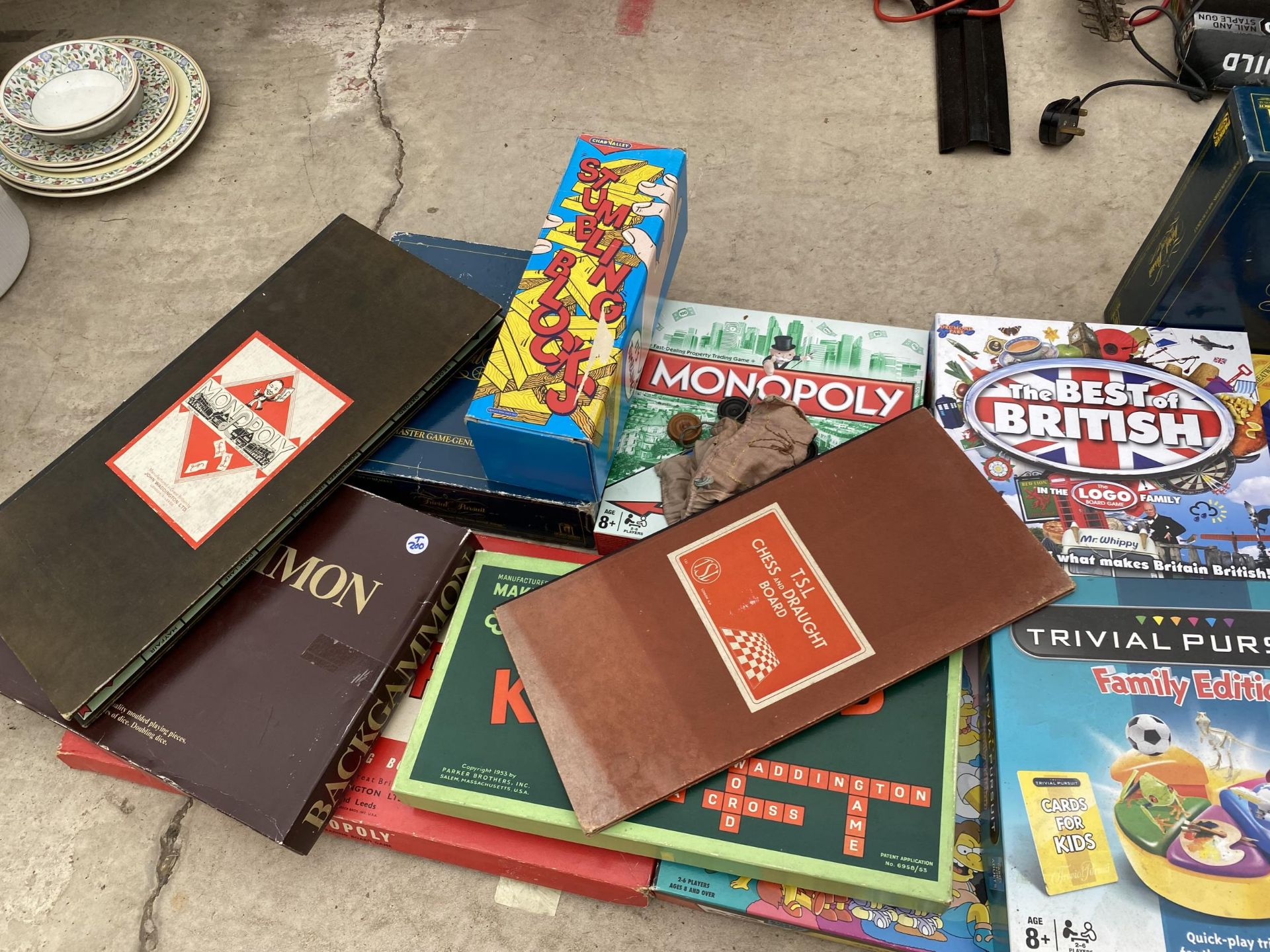 AN ASSORTMENT OF BOARD GAMES TO INCLUDE MONOPOLY, TRIVIAL PURSUIT AND BACKGAMMON ETC - Image 3 of 3