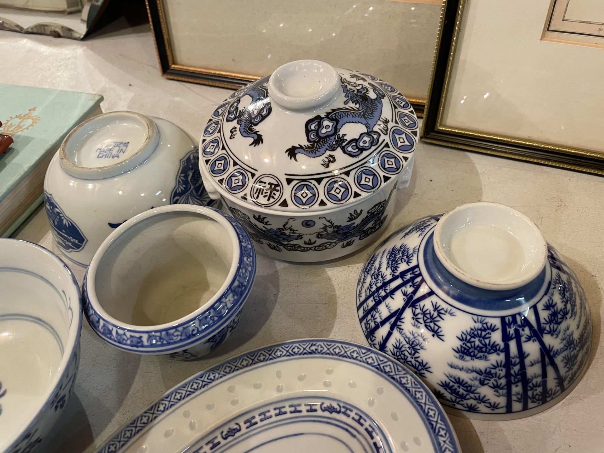 AN ASSORTMENT OF CERAMICS TO INCLUDE A MINIATURE TEA SET AND FURTHER MINIATURE TEA POT, THREE - Image 5 of 5