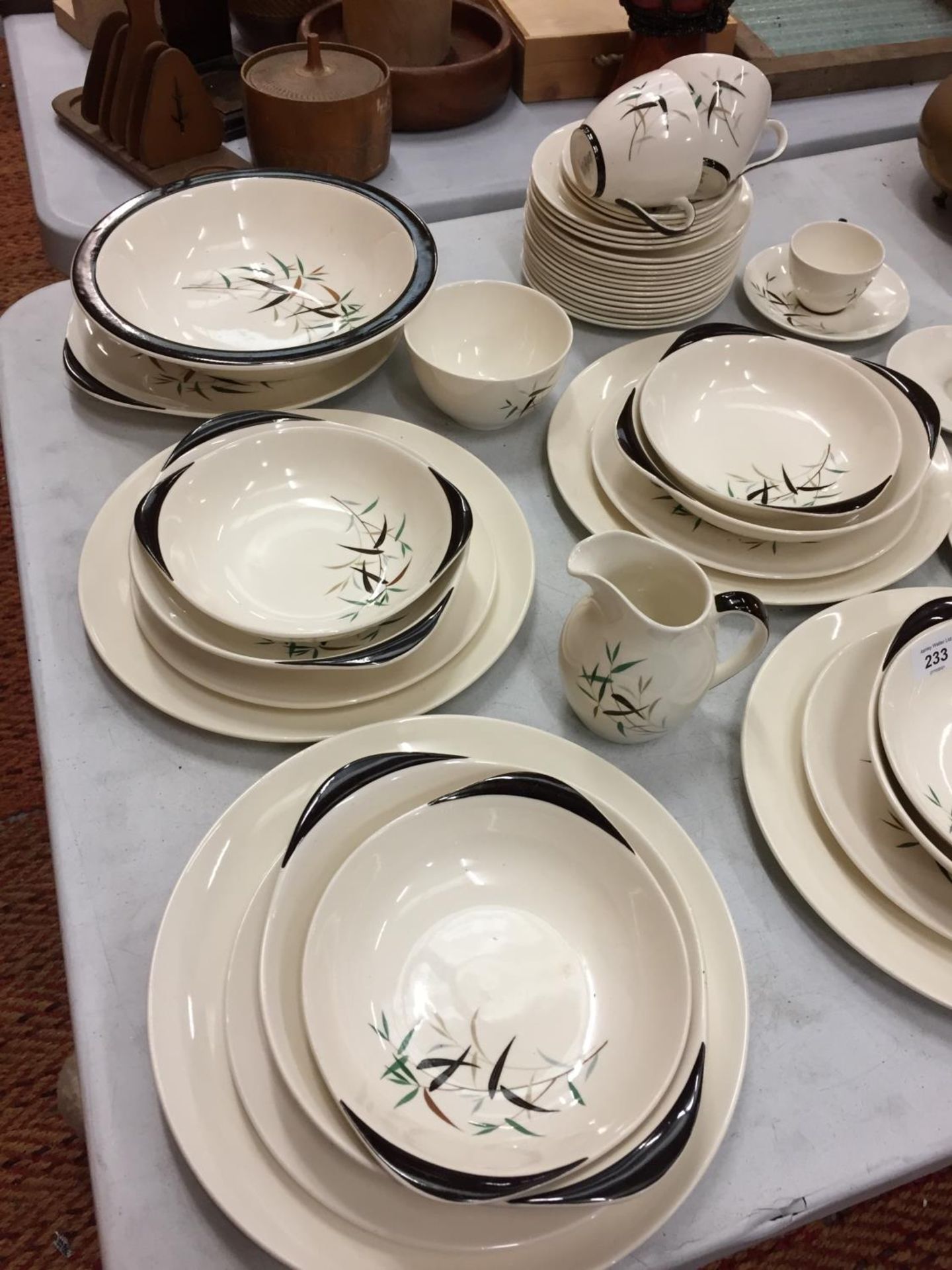 A COLLECTION OF ROYAL DOULTON BAMBOO PATTERN TABLE WARE TO INCLUDE DINNER PLATES, SIDE PLATES, CUPS, - Image 3 of 4