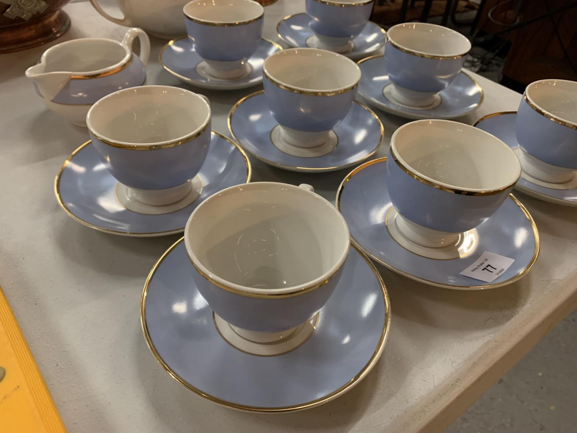 A ROYAL DOULTON EIGHTEEN PIECE PART TEASET TO INCLUDE CUPS, SAUCERS, CREAM JUG AND A TEAPOT - Image 2 of 5