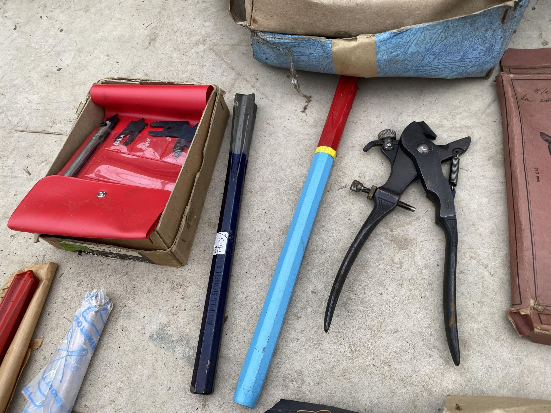 AN ASSORTMENT OF TOOLS TO INCLUDE CUTTING PLIERS AND CHISEKLS ETC - Image 3 of 4