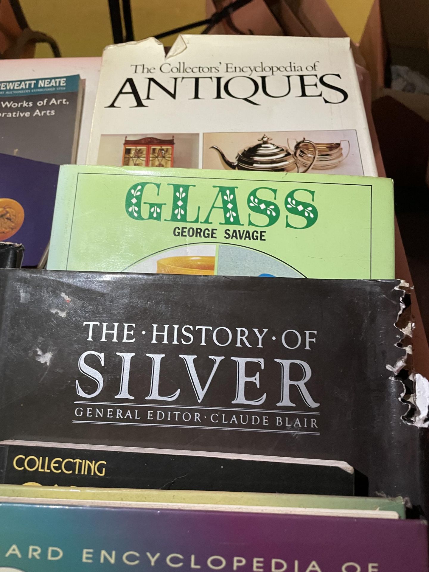 VARIOUS HARDBACK REFERENCE BOOKS RELATING TO COLLECTING TO INCLUDE GLASS, CARNIVAL GLASS, SILVER, - Image 5 of 5