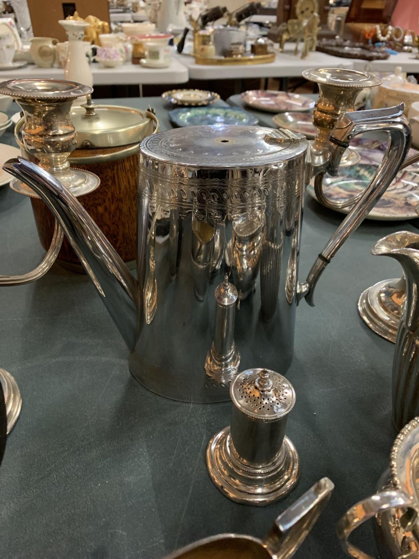 A LARGE QUANTITY OF SILVER PLATE TO INCLUDE TEA/COFFEE POTS, CANDLEABRAS, LIDDED DISHES ETC - Image 7 of 8