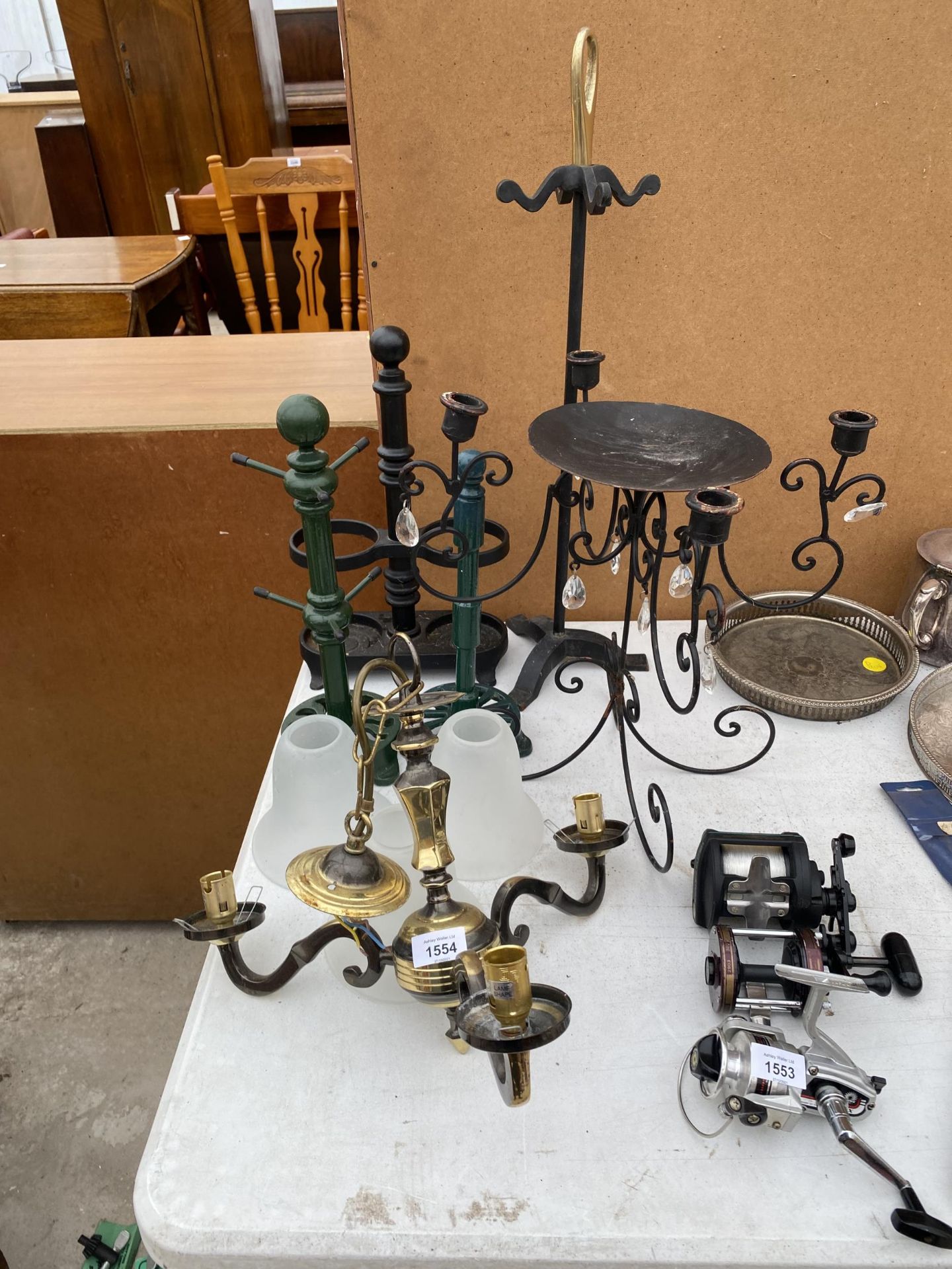 AN ASSORTMENT OF ITEMS TO INCLUDE WROUGHT IRON CANDLE HOLDERS, A BRASS LIGHT FITTING AND CAST