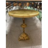 A BRASS BASED ONYX SINGLE PEDESTAL TABLE HEIGHT 22 INCHES
