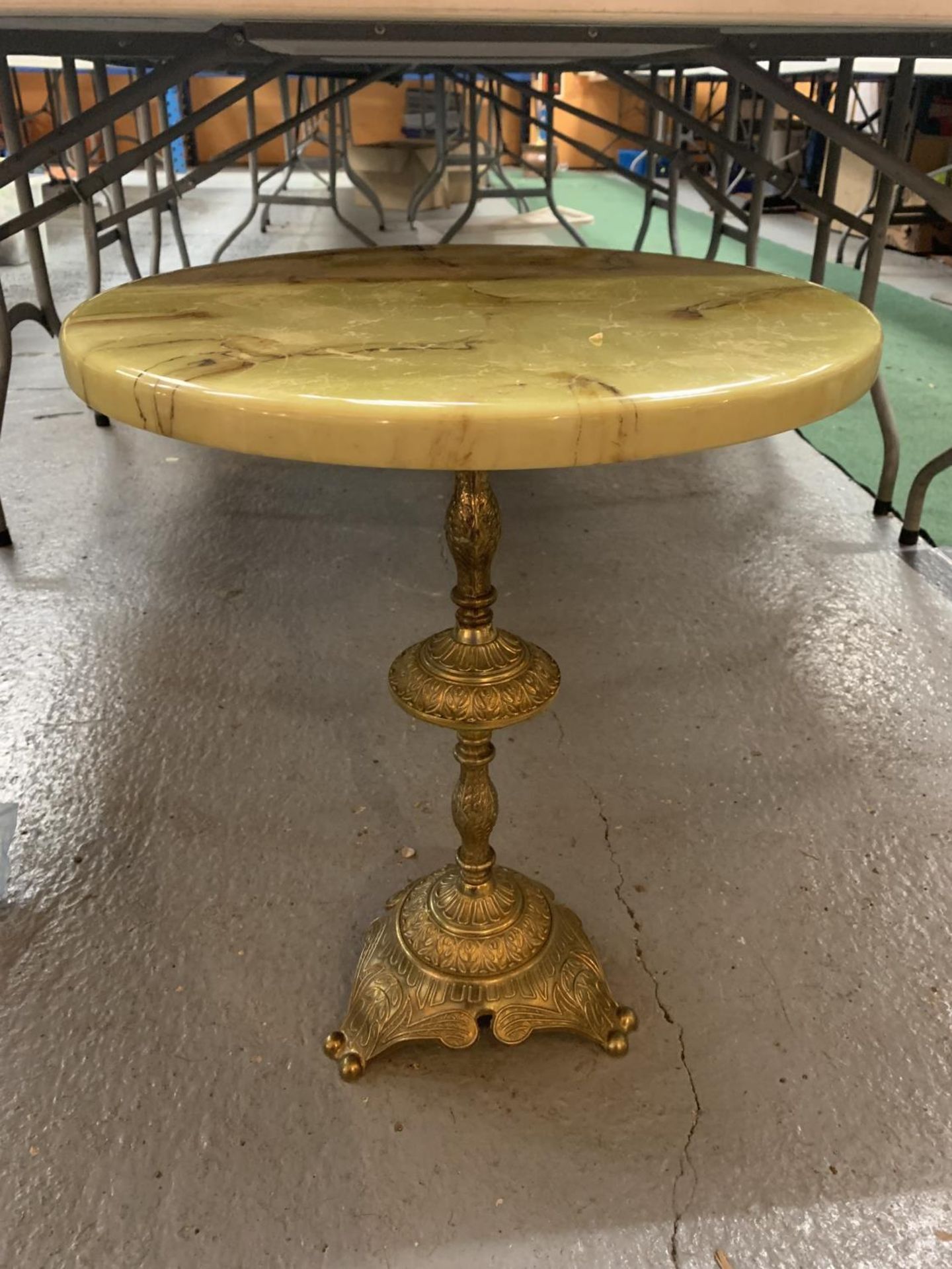 A BRASS BASED ONYX SINGLE PEDESTAL TABLE HEIGHT 22 INCHES