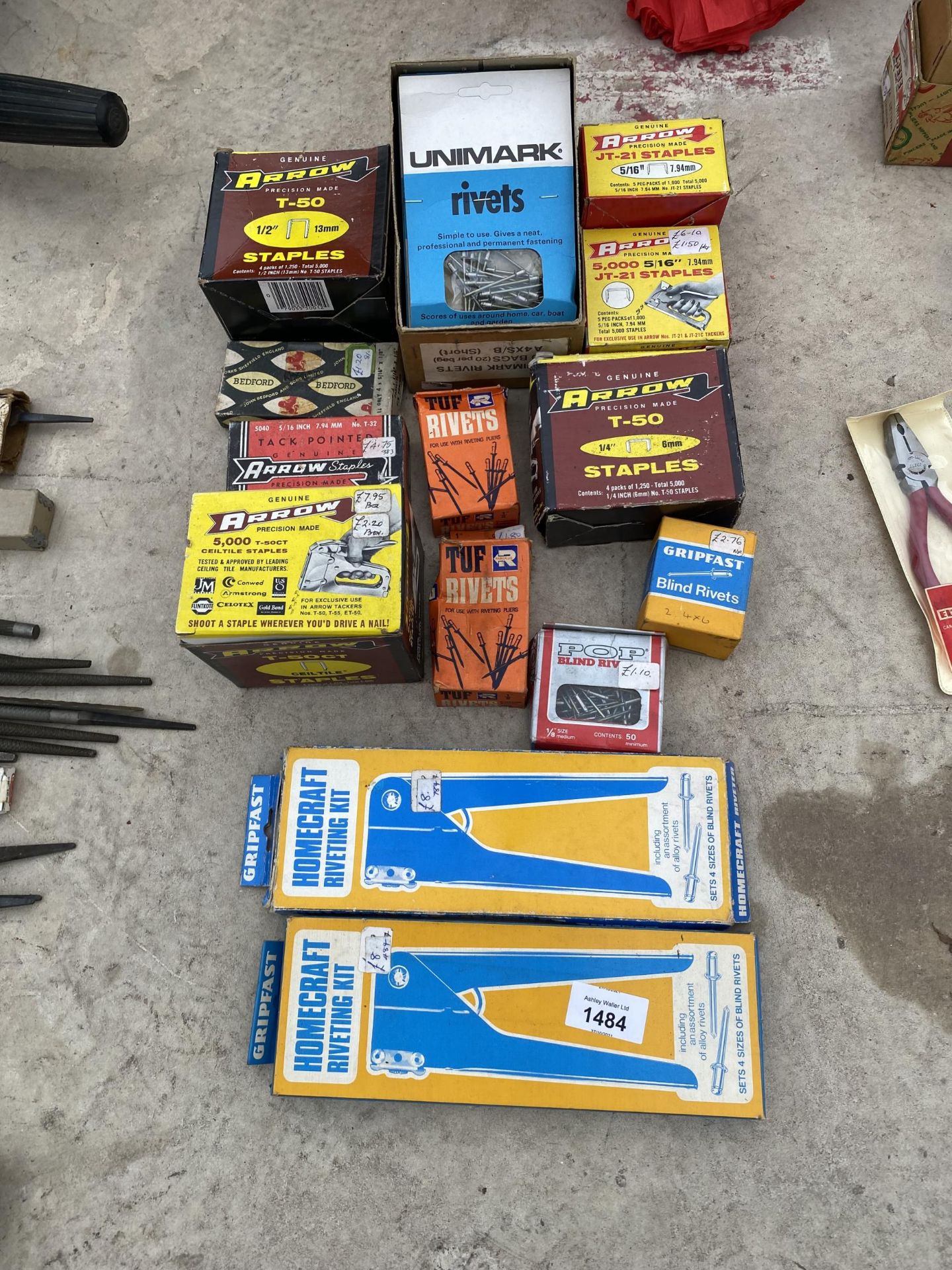 AN ASSORTMENT OF TOOLS TO INCLUDE GRIPFAST RIVET GUNS, POT RIVETS AND STAPLES ETC