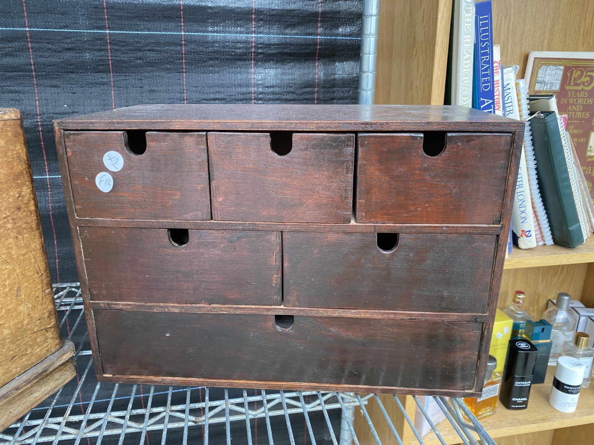 A SIX DRAWER STORAGE CHEST AND A FURTHER CONCERTINA SEWING BOX WITH VARIOUS SEWING ITEMS - Image 4 of 6