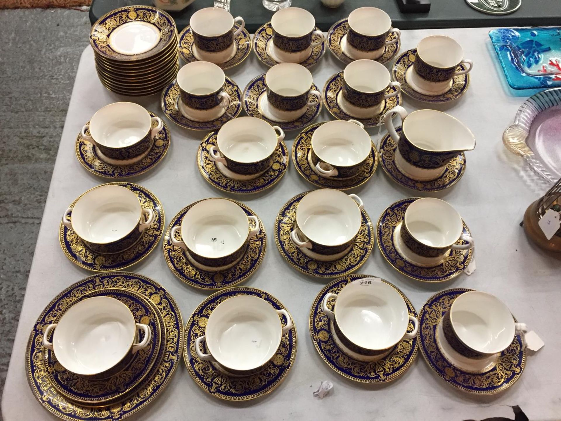 A SELECTION OF 1969 ROYAL WORCESTER 'SANDRINGHAM' BLUE AND GOLD CHINA TO INCLUDE SOUP BOWLS, CUPS,