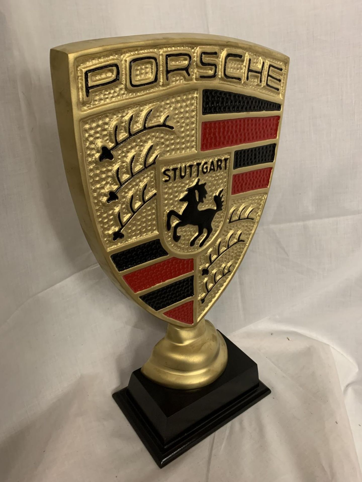 A GOLD COLOURED PORSCHE SIGN ON A WOODEN BASE 51CM TALL - Image 2 of 3