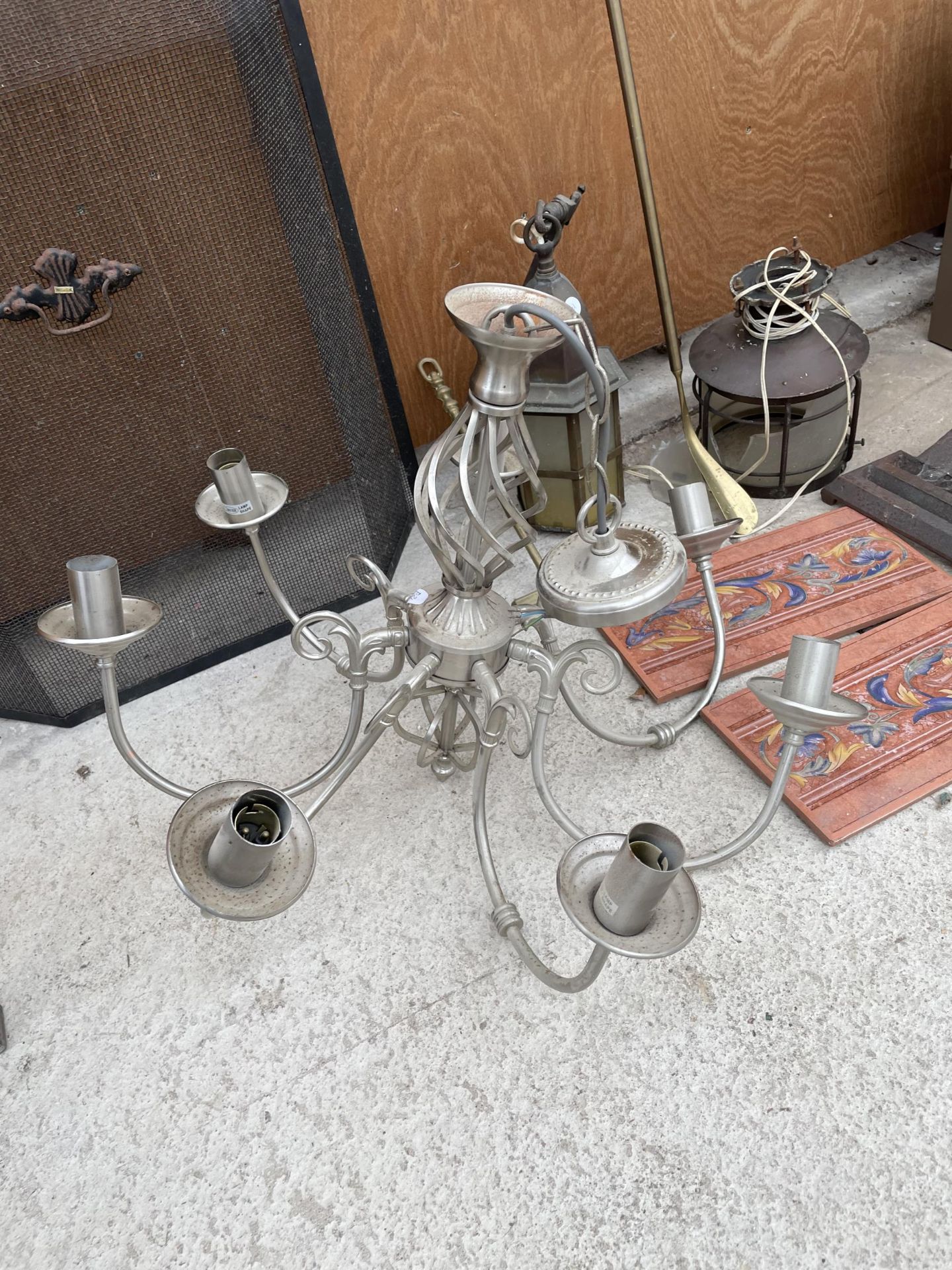 AN ASSORTMENT OF ITEMS TO INCLUDE ANM UNUSUAL SHIOE HORN, LIGHT FITTINGS AND A FIRE SCREEN ETC - Image 5 of 5