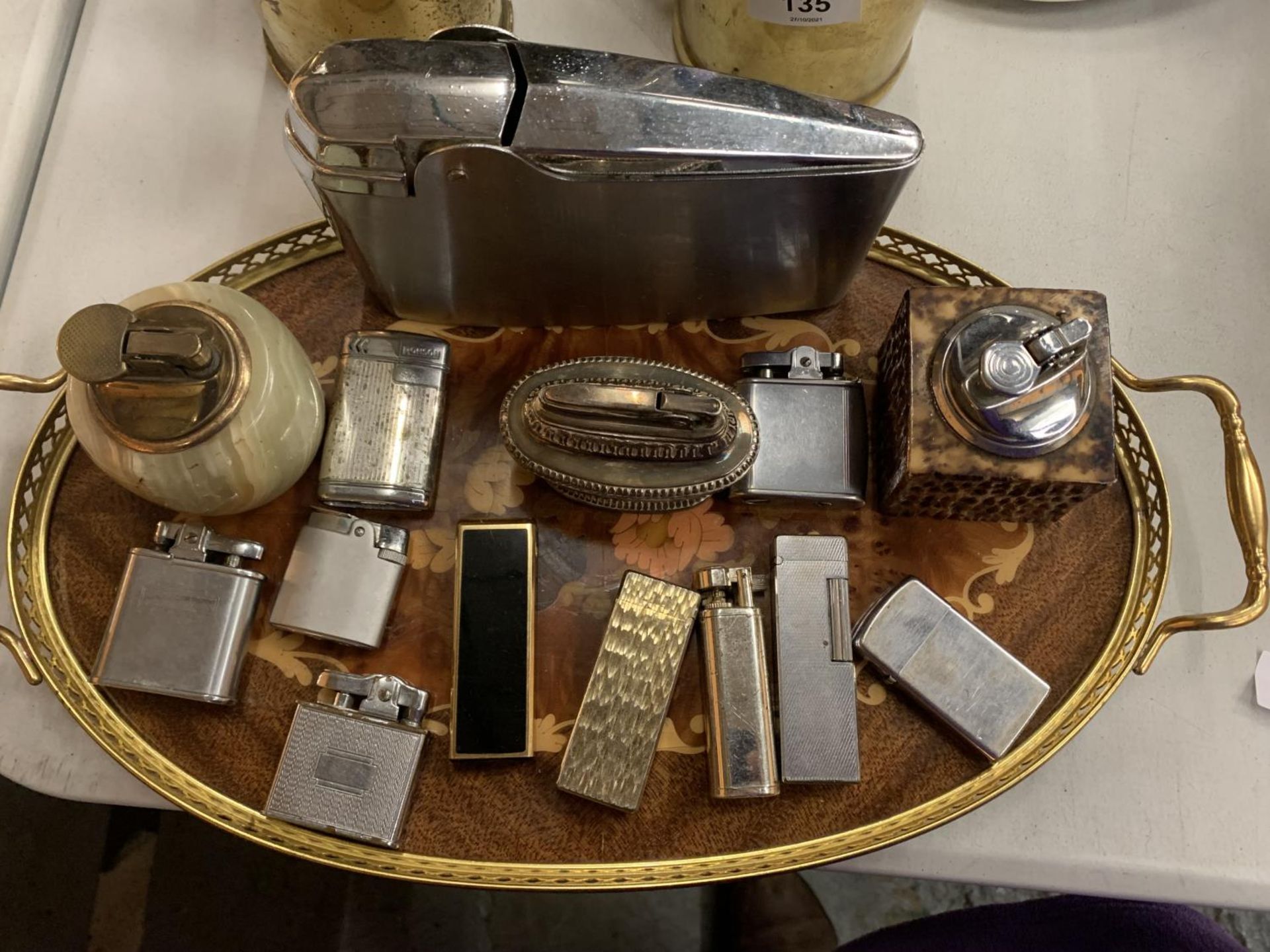 FOURTEEN VINTAGE LIGHTERS ON A TRAY TO INCLUDE RONSON