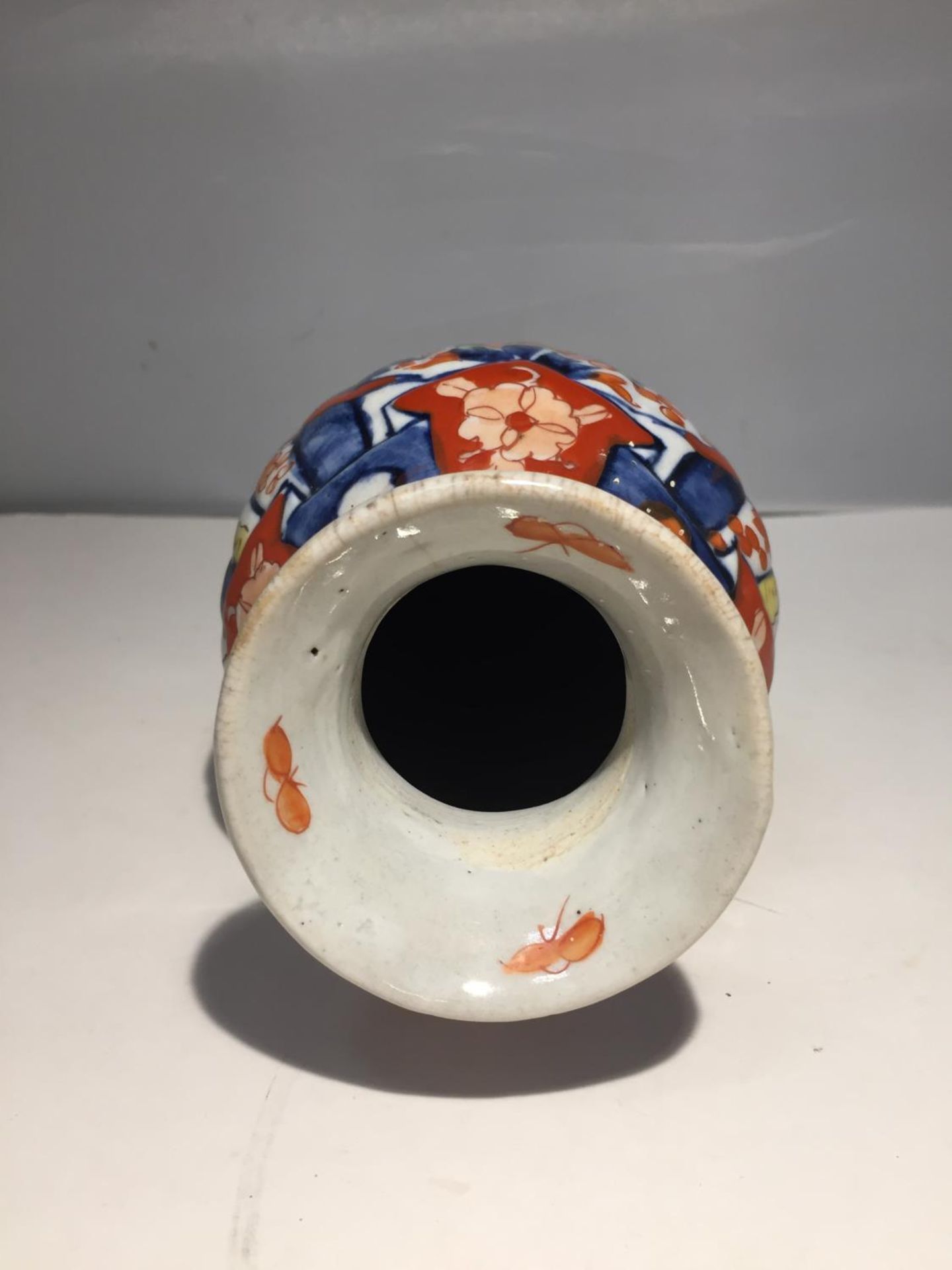 A VICTORIAN ORIENTAL VASE - Image 4 of 5