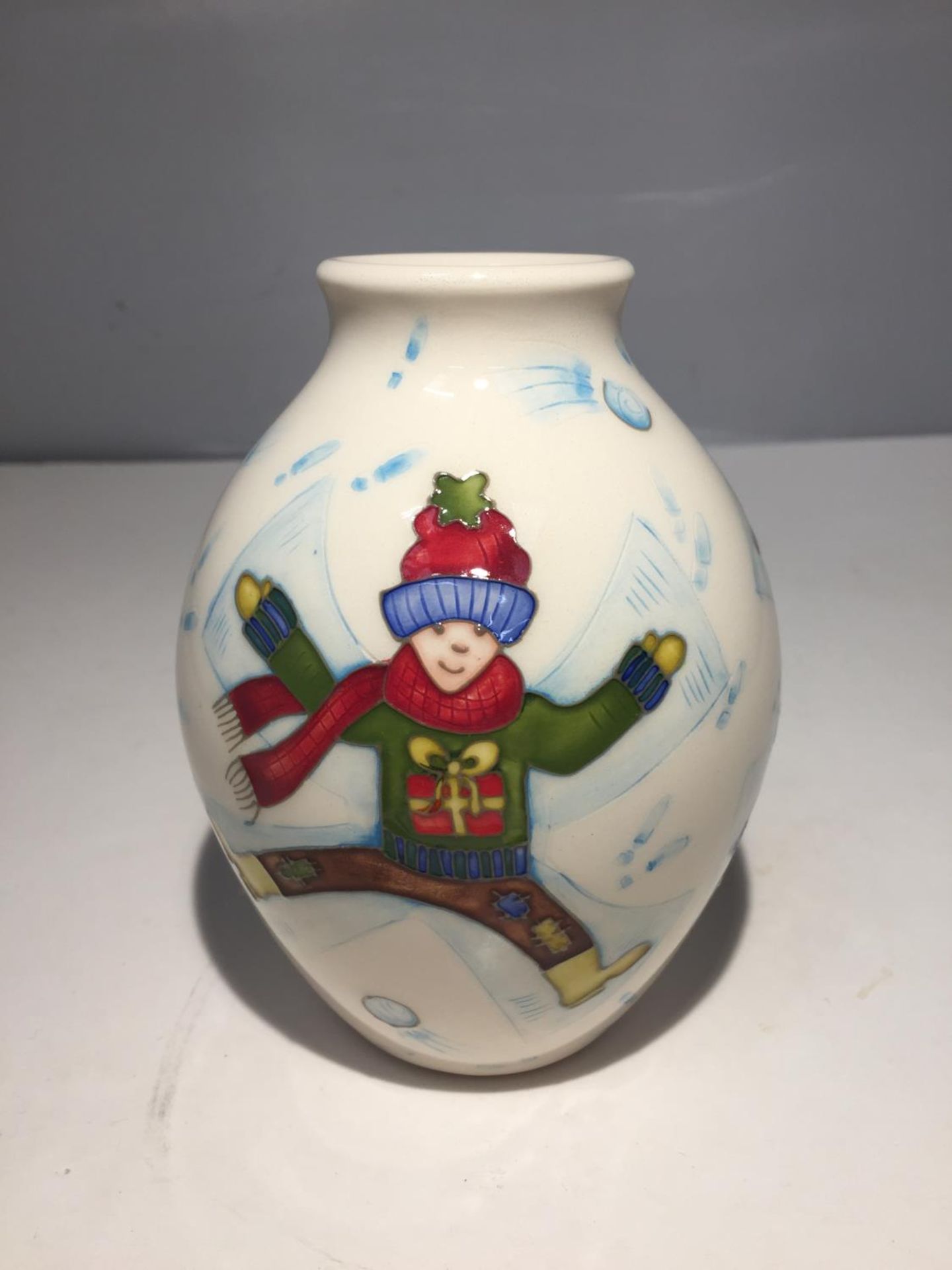 A MOORCROFT SNOW ANGELS VASE 5 INCHES TALL - Image 2 of 5