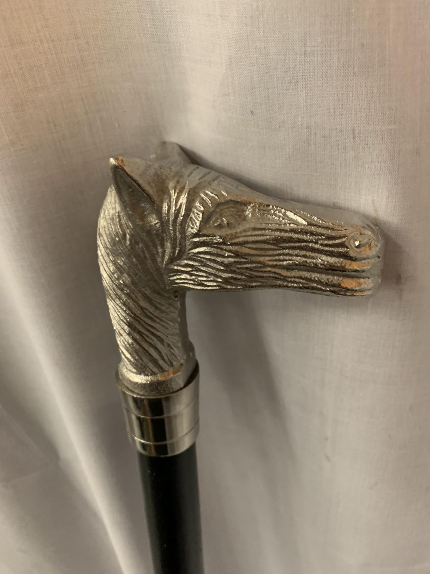 A WALKING CANE WITH A SILVER COLOURED HORSES HEAD TOP - Image 2 of 3