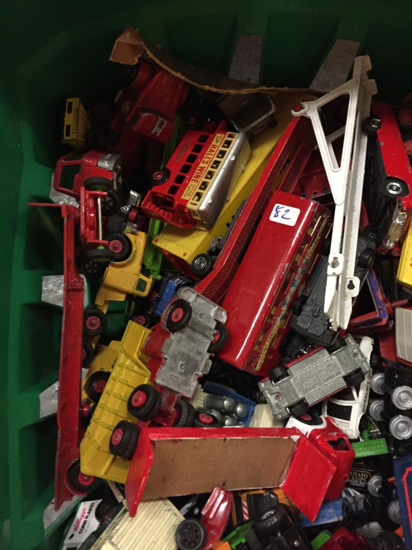 A LARGE BOX OF PLAYWORN DIECAST TOY CARS - Image 3 of 3