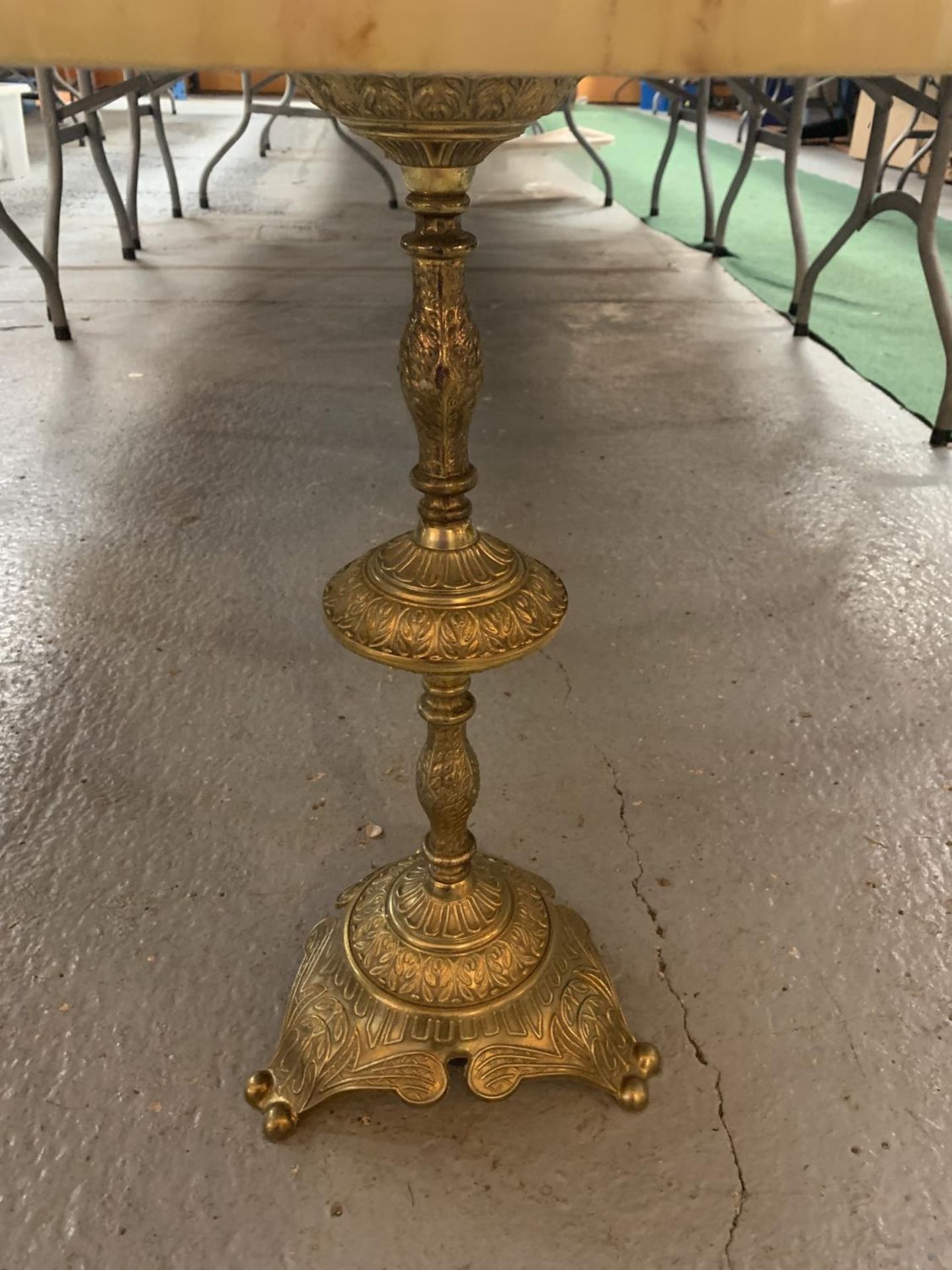 A BRASS BASED ONYX SINGLE PEDESTAL TABLE HEIGHT 22 INCHES - Image 2 of 3