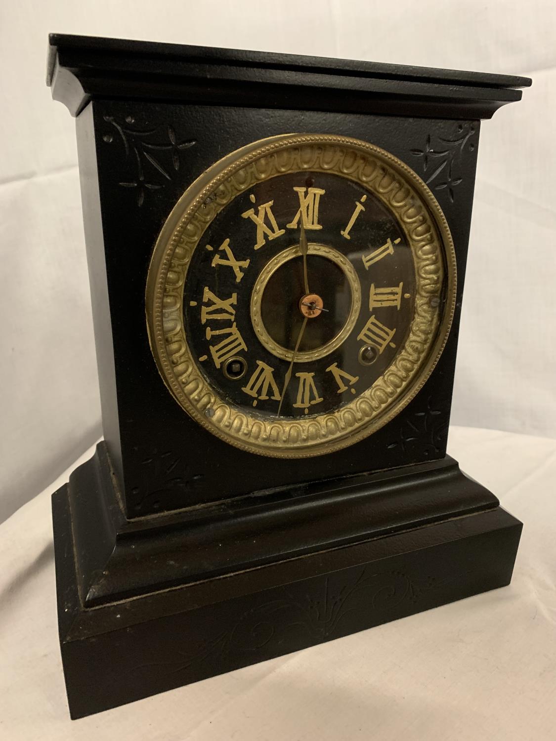 A HEAVY BLACK METAL MANTLE CLOCK WITH GILT ROMAN NUMERALS AND FACE SURROUND - Image 3 of 4