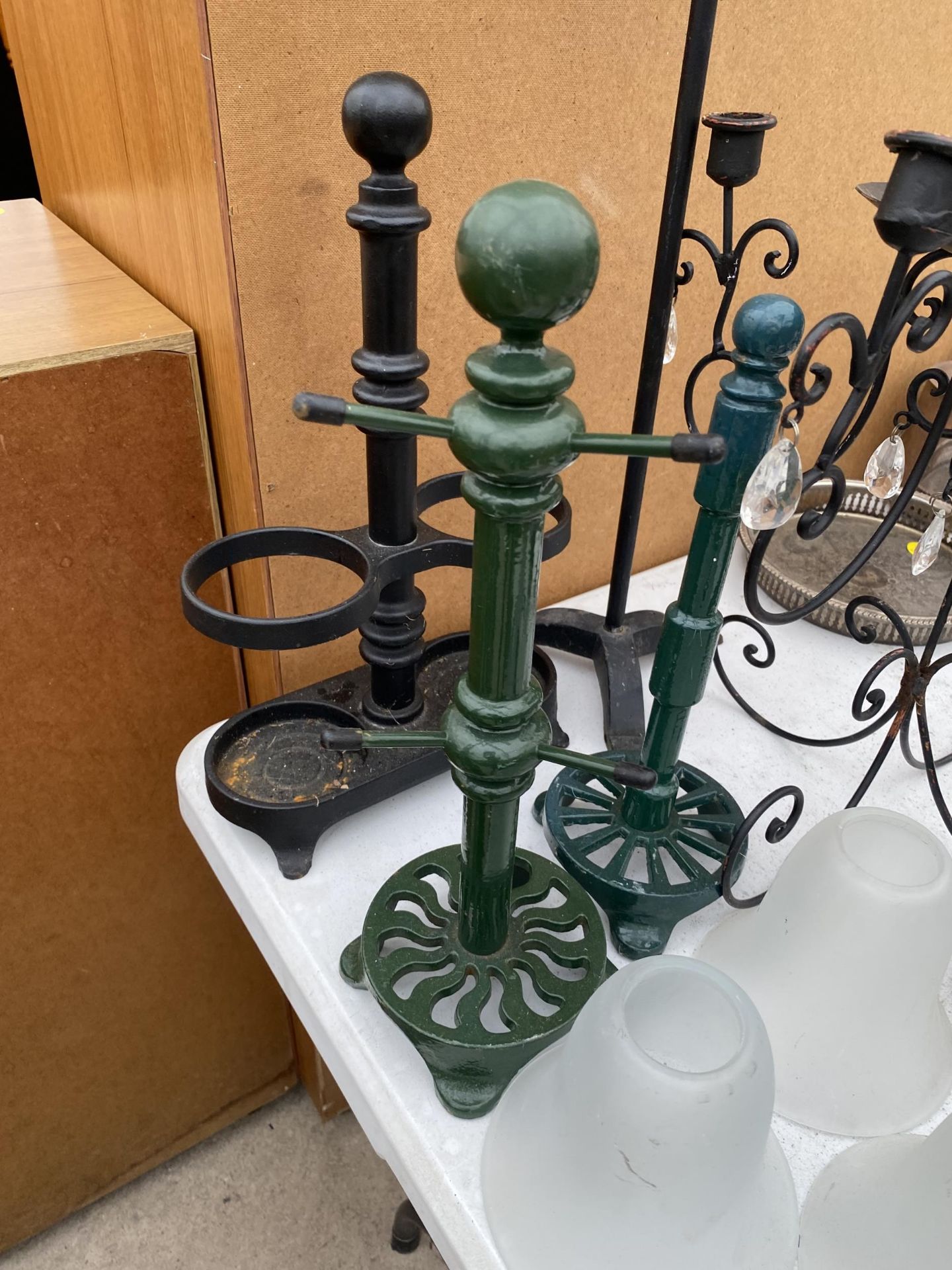 AN ASSORTMENT OF ITEMS TO INCLUDE WROUGHT IRON CANDLE HOLDERS, A BRASS LIGHT FITTING AND CAST - Image 4 of 4