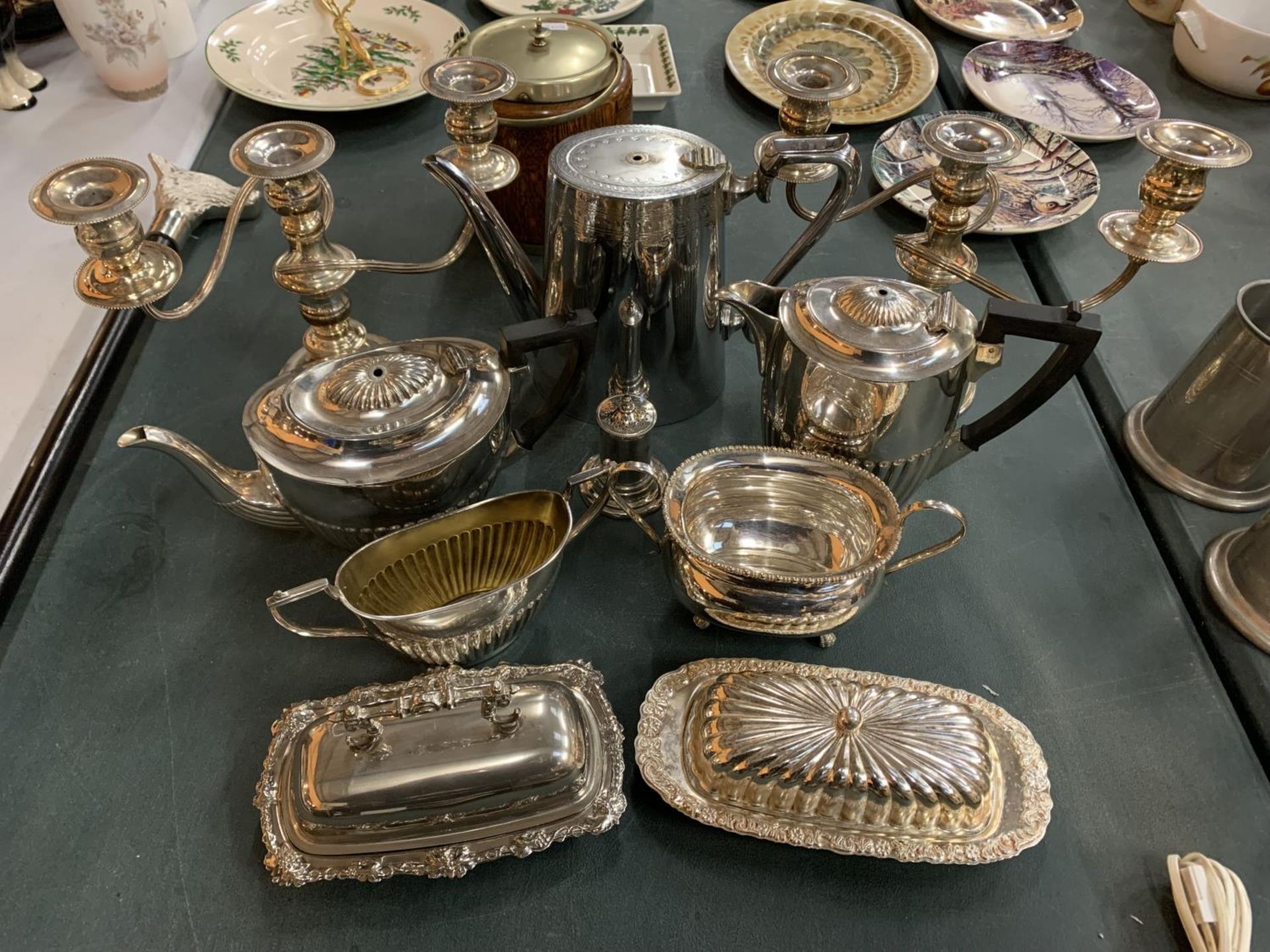 A LARGE QUANTITY OF SILVER PLATE TO INCLUDE TEA/COFFEE POTS, CANDLEABRAS, LIDDED DISHES ETC