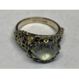 A VINTAGE GOLD AND SILVER RING WITH LARGE CENTRE STONE IN A PRESENTATION BOX