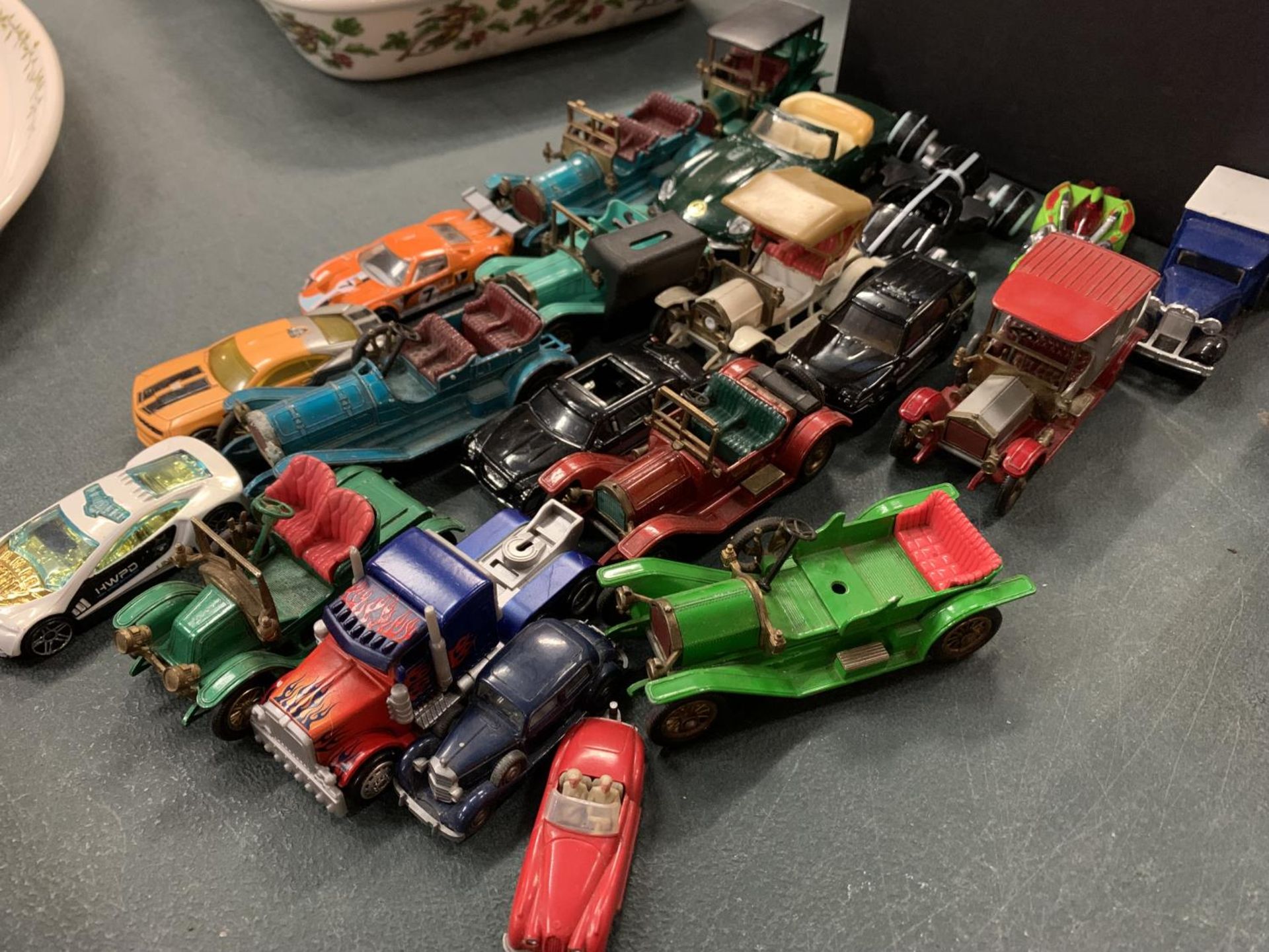 A BOX OF TOY CARS - Image 2 of 4