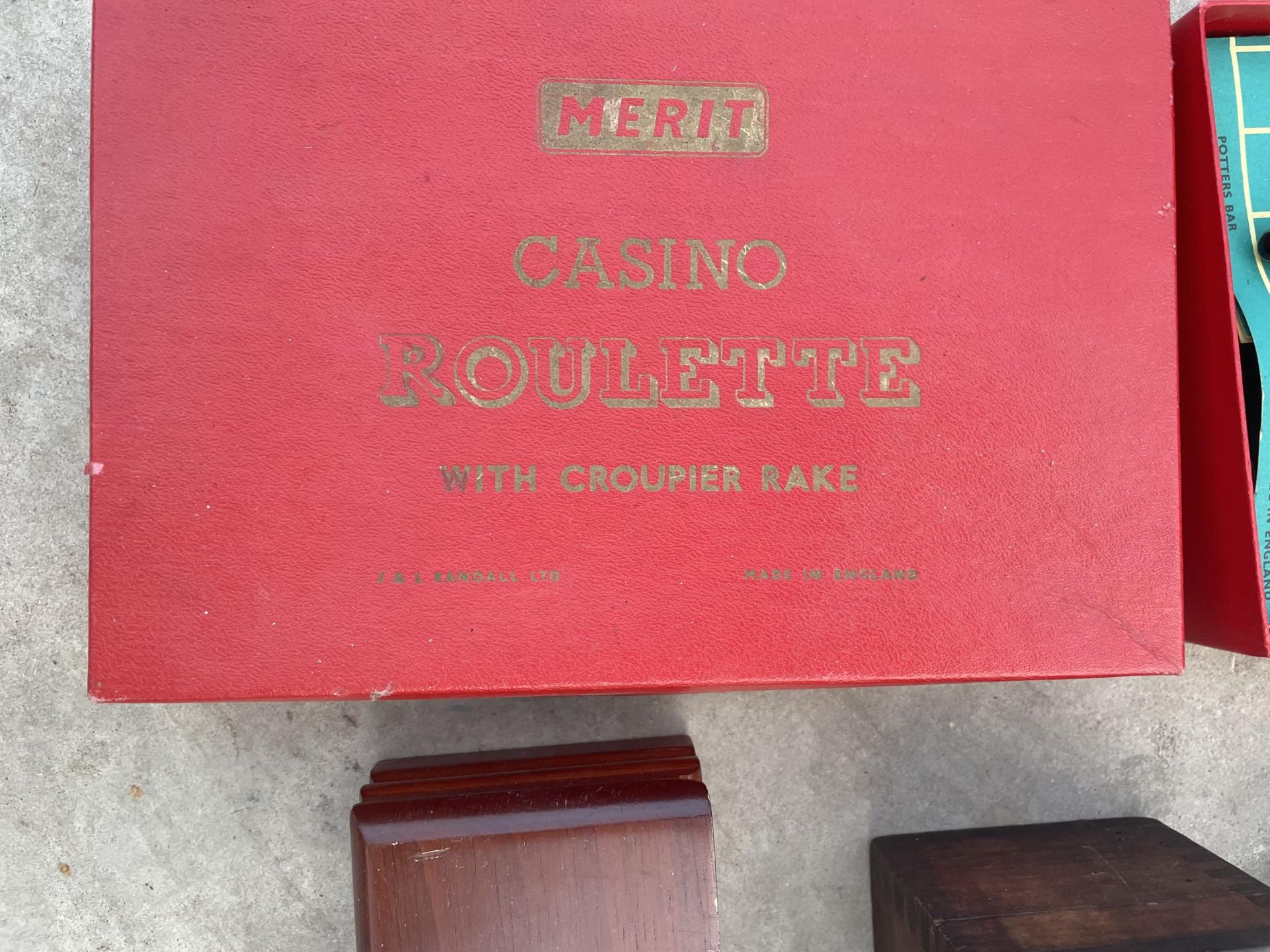 AN ASSORTMENT OF TREEN BOXES TO ALSO INCLUDE VARIUOUS GAMES TO INCLUDE ROULETTE, DRAUGHTS AND - Image 2 of 5