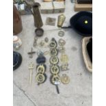 AN ASSORTMENT OF BRASS ITEMS TO INCLUDE A JUG, HORSE BRASSES AND A SUN DIAL ETC
