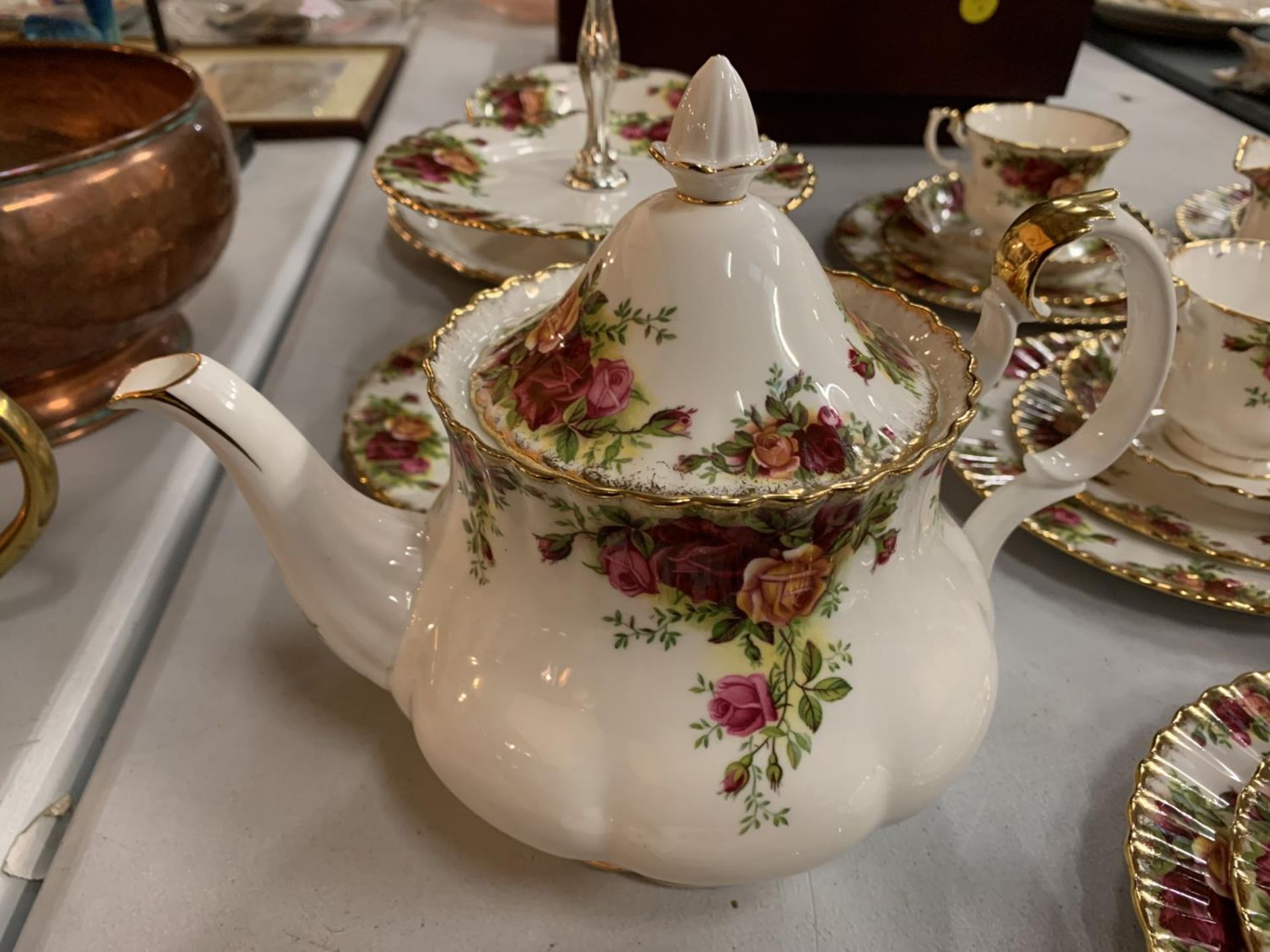 A COLLECTION OF ROYAL ALBERT OLD COUNTRY ROSES TO INCLUDE TRIOS, SUGAR BOWL AND CREAM JUG, CAKE - Image 4 of 6