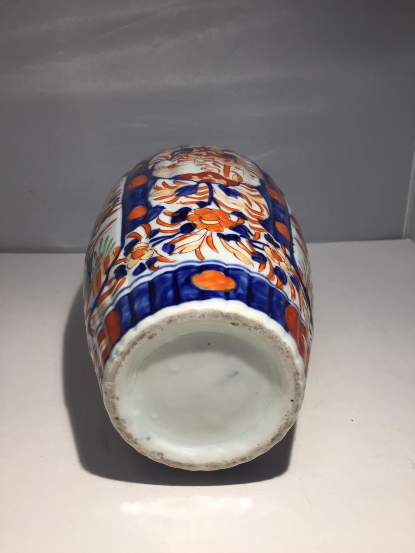 AN IMARI ORIENTAL VASE DECORATED WITH FLOWERS IN BLUE, RED AND GREEN. HEIGHT 30CM - Image 6 of 6