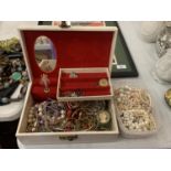 ASSORTED PEARL NECKLACES AND A JEWELLERY BOX TO INCLUDE THE CONTENTS