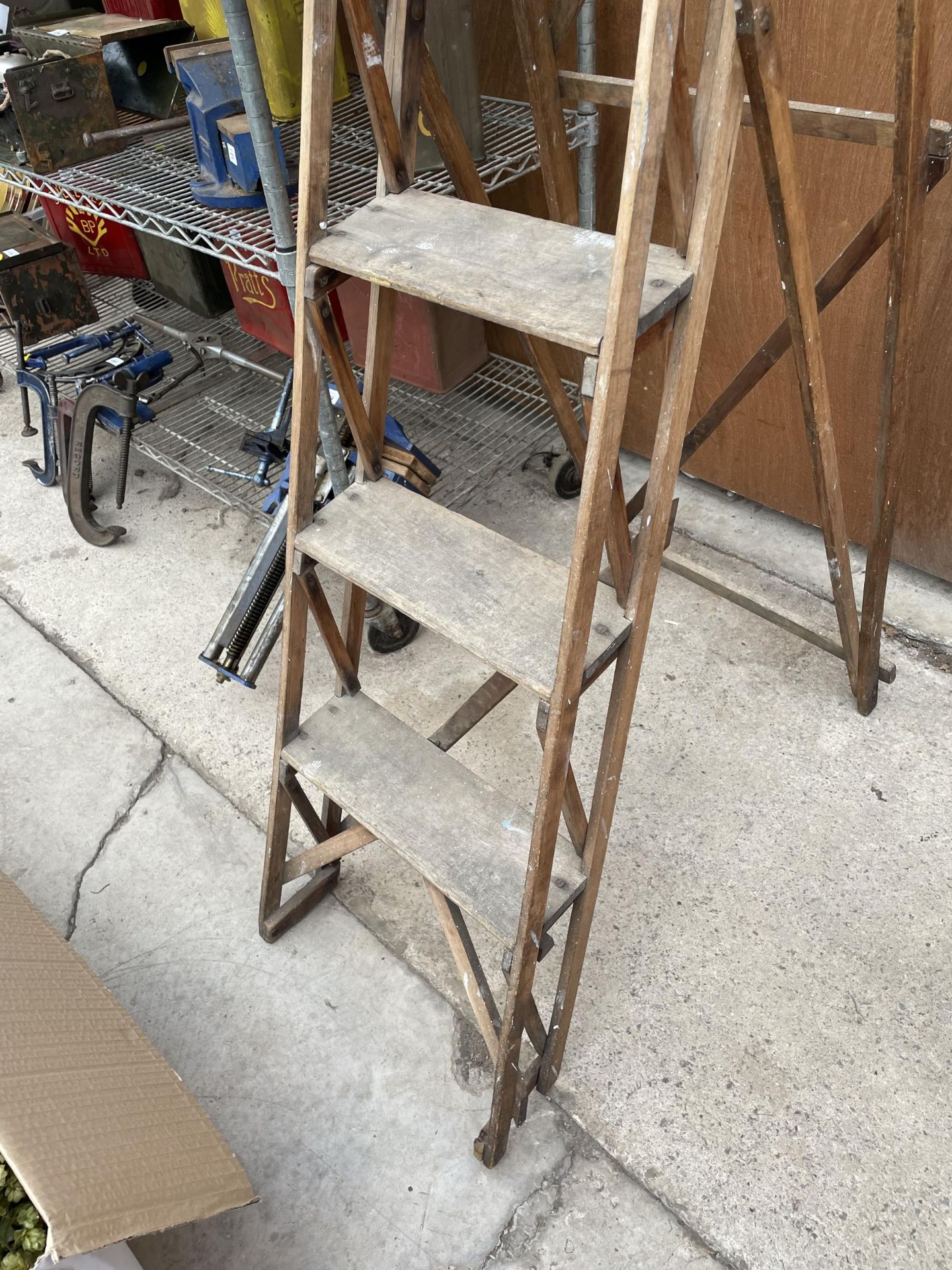 A VINTAGE FIVE RUNG WOODEN STEP LADDER - Image 2 of 4