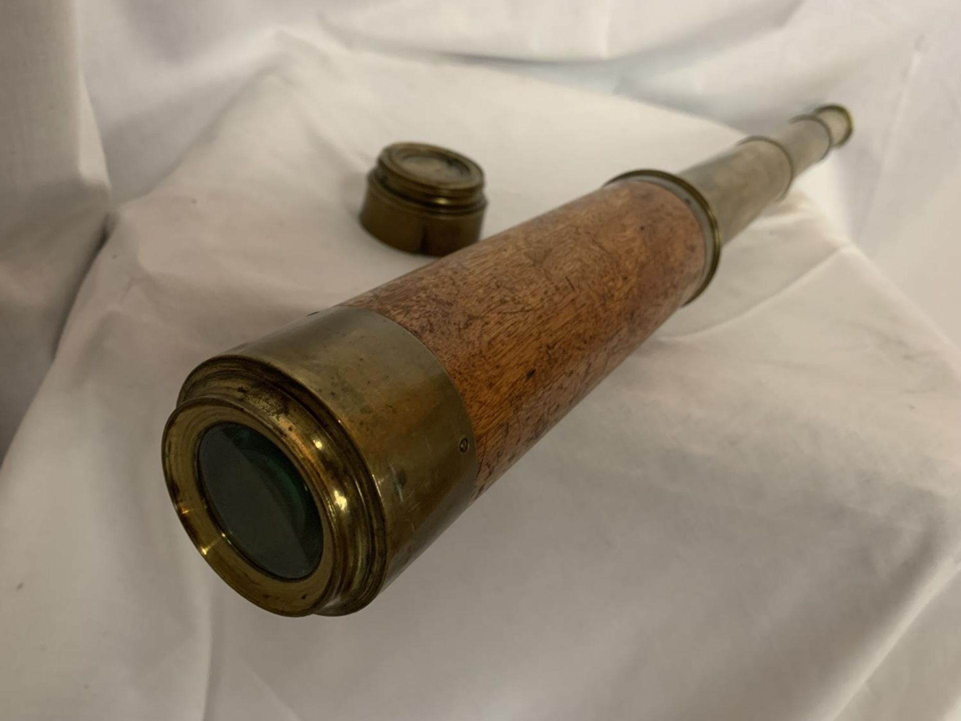 A VINTAGE BRASS AND WOOD TELESCOPE - Image 3 of 4