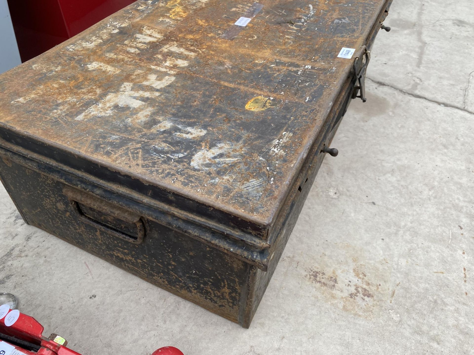 A VINTAGE METAL STORAGE TRUNK WITH CARRY HANDLES AND CLASP - Image 2 of 3