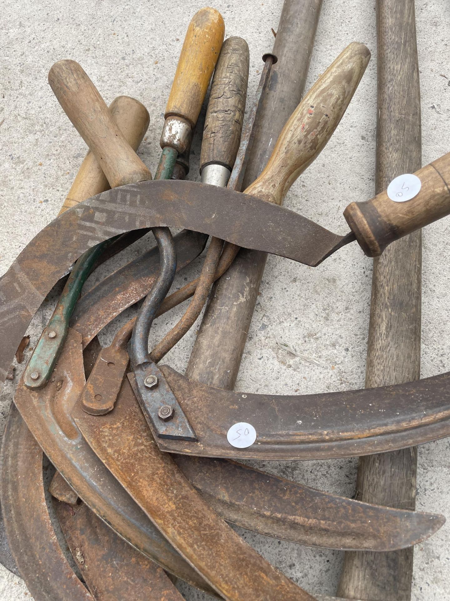 AN ASSORTMENT OF VINTAGE TOOLS TO INCLUDE SYTHES AND AXES ETC - Image 2 of 2