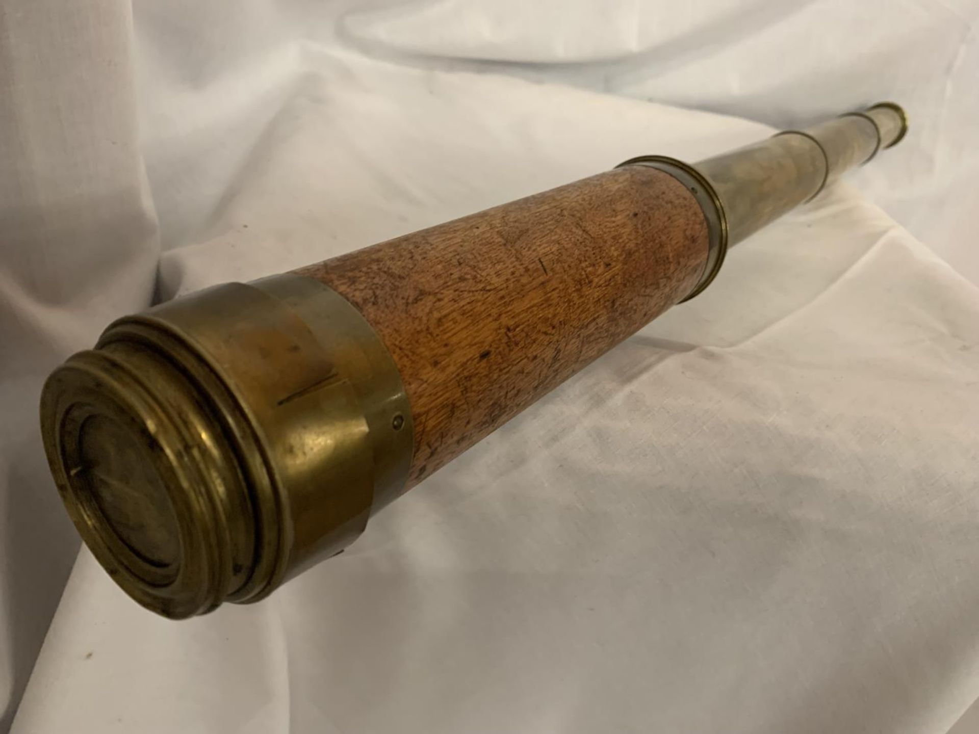 A VINTAGE BRASS AND WOOD TELESCOPE - Image 2 of 4