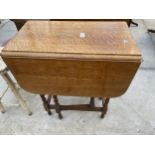 AN EARLY 20TH CENTURY OAK GATE-LEG TABLE WITH BARLEY TWIST LEGS