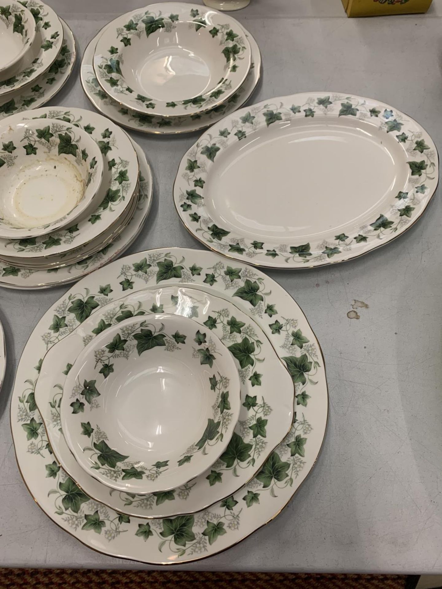 A LARGE COLLECTION OF DUCHESS FINE BONE CHINA 'IVY' TABLEWARE TO INCLUDE CUPS, SAUCERS, EGG CUPS, - Image 2 of 6