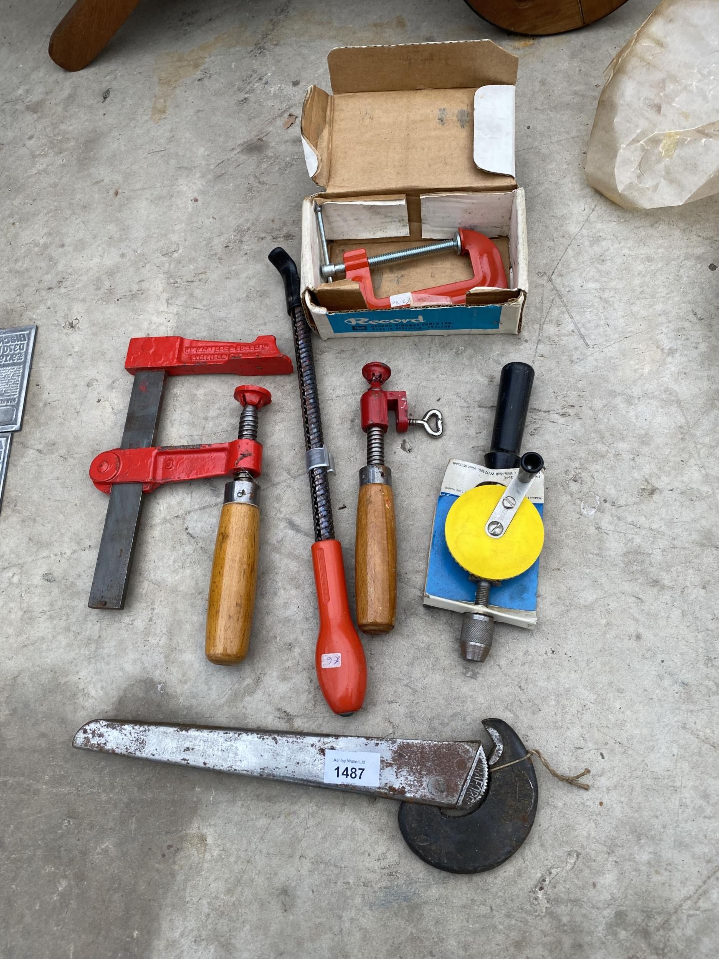 AN ASSORTMENT OF TOOLS TO INCLUDE A G CLAMP, A SMALL SASH CLAMP AND A BRACE DRILL ETC